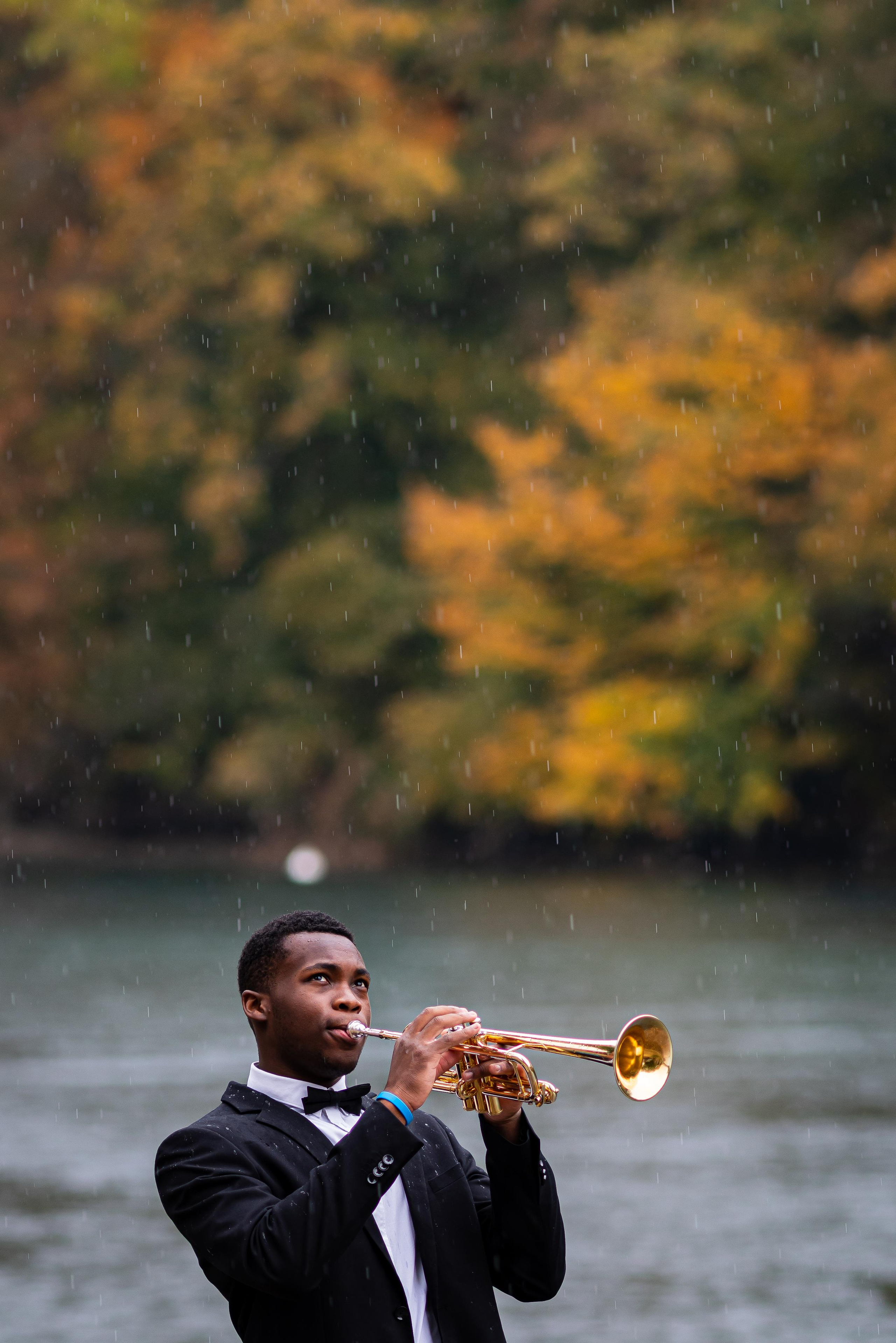 Paul-Leonard / Trompettiste sous la pluie. Photographe à Genève - Eugenia Andres