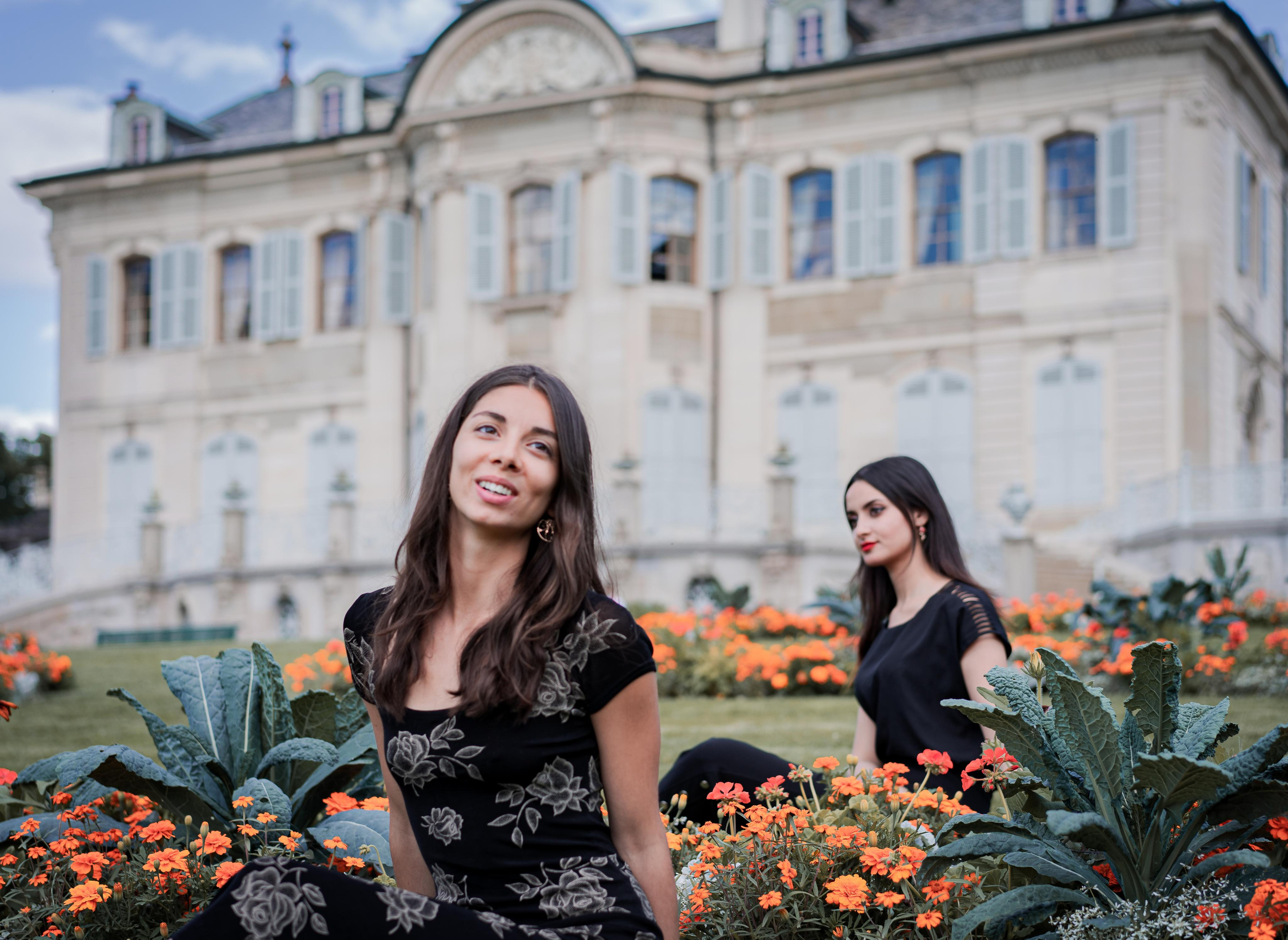 Dorra et Jillian / Parc La Grange. Photographe à Genève - Eugenia Andres