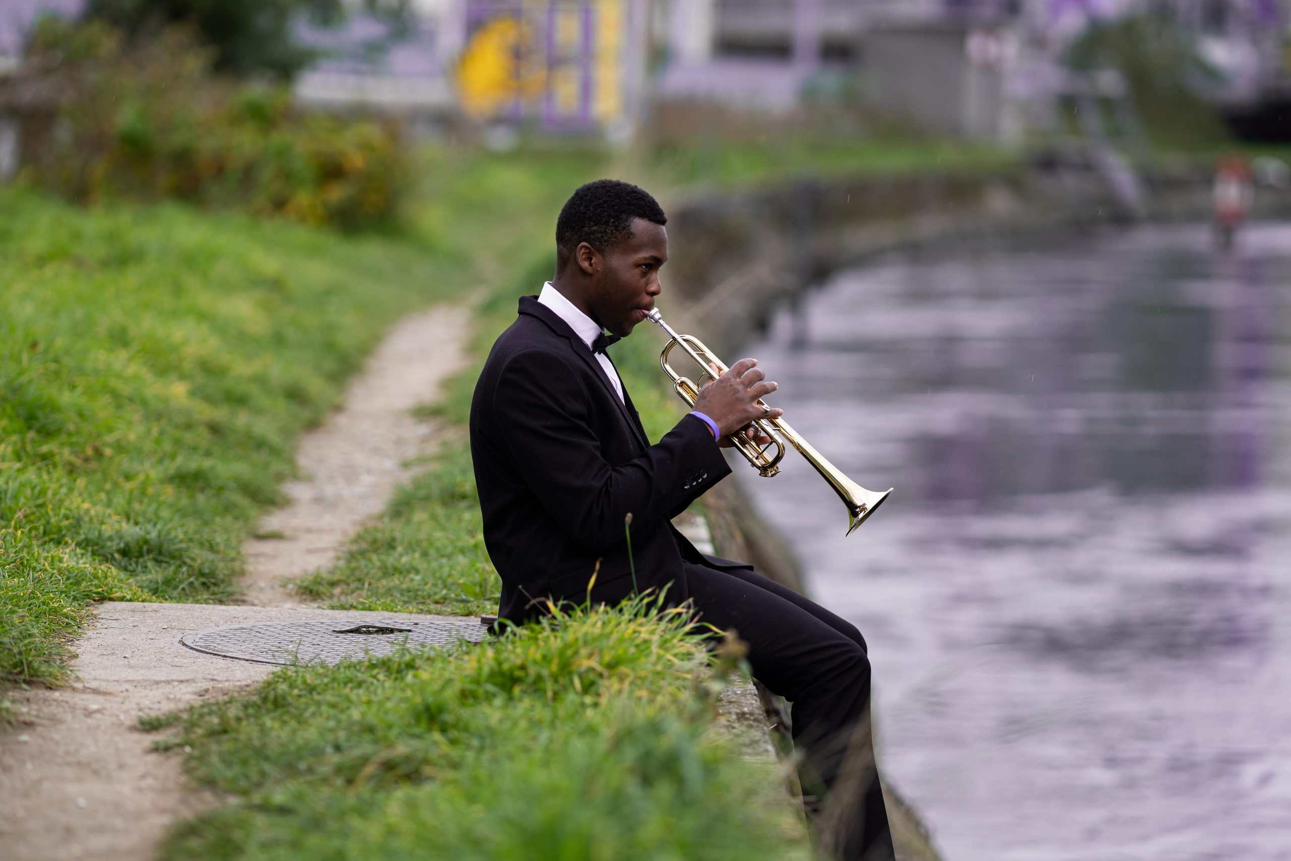 Paul-Leonard / Trompettiste sous la pluie. Photographe à Genève - Eugenia Andres