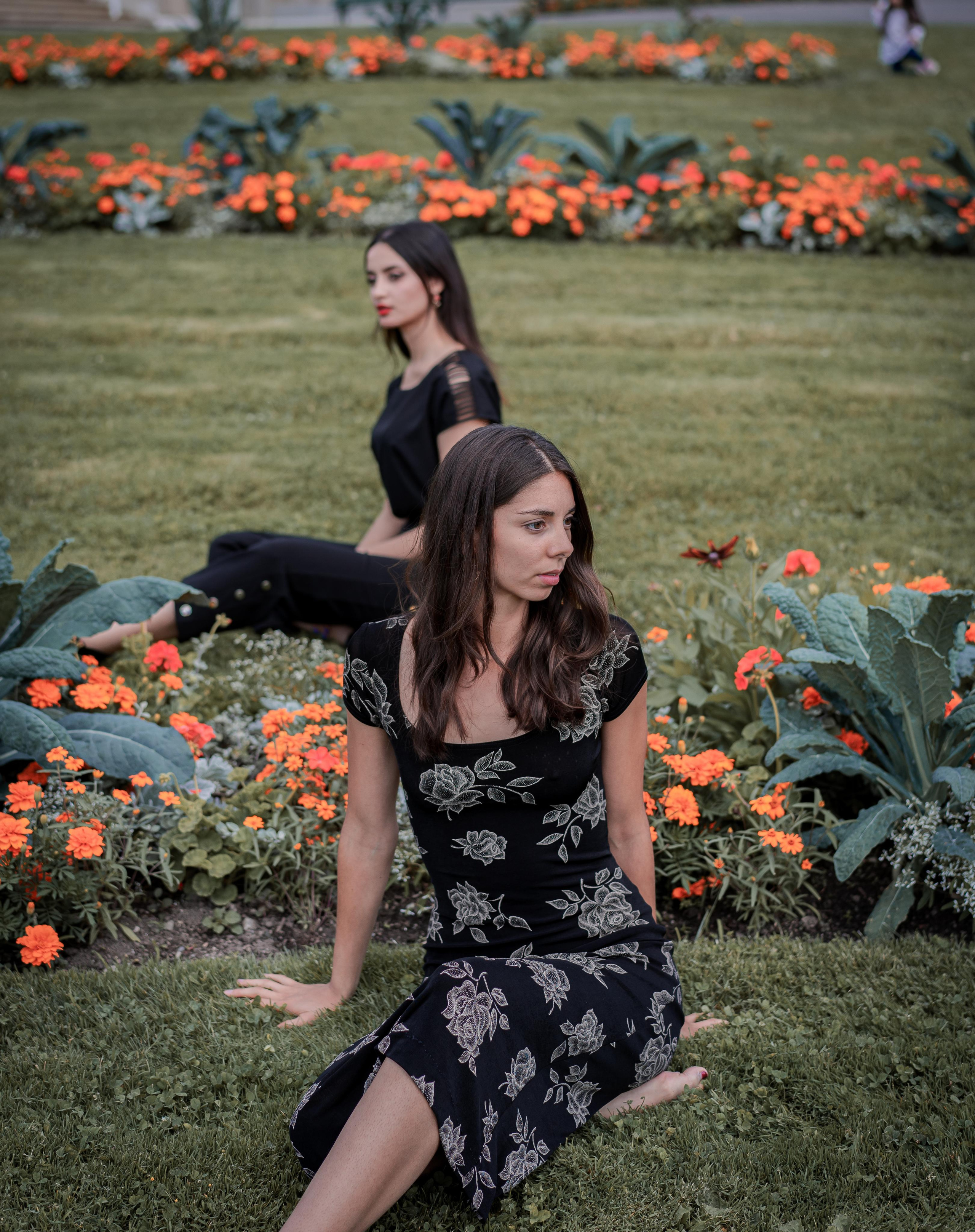 Dorra et Jillian / Parc La Grange. Photographe à Genève - Eugenia Andres