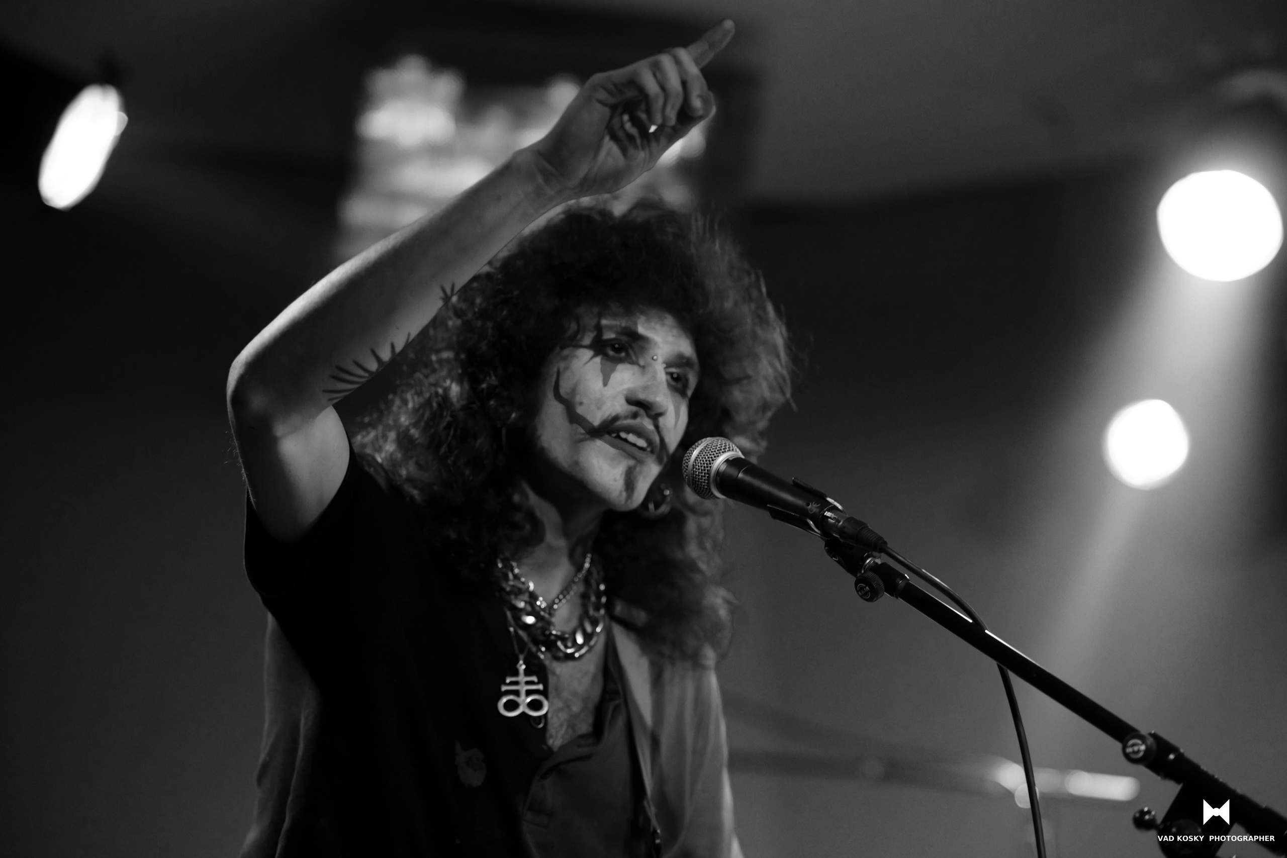 Crimson bass — Mary Bar Haifa 28.11.25. Vad Kosky Photographer