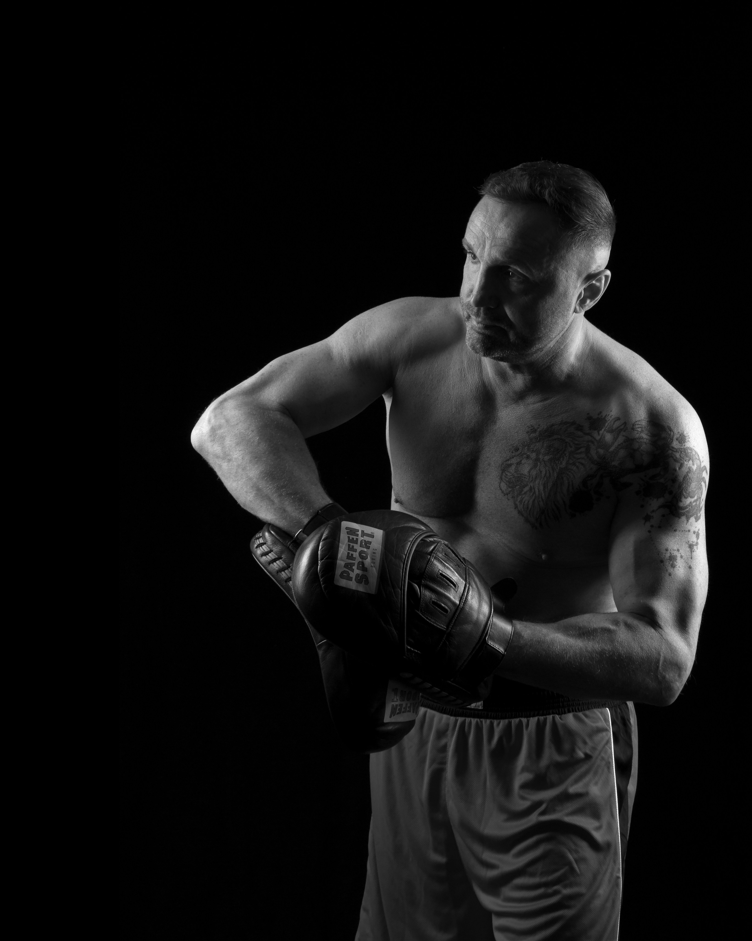 Kraftvolles Schwarz-Weiß-Foto von Vitalii – männliche Stärke und Dynamik im Fokus