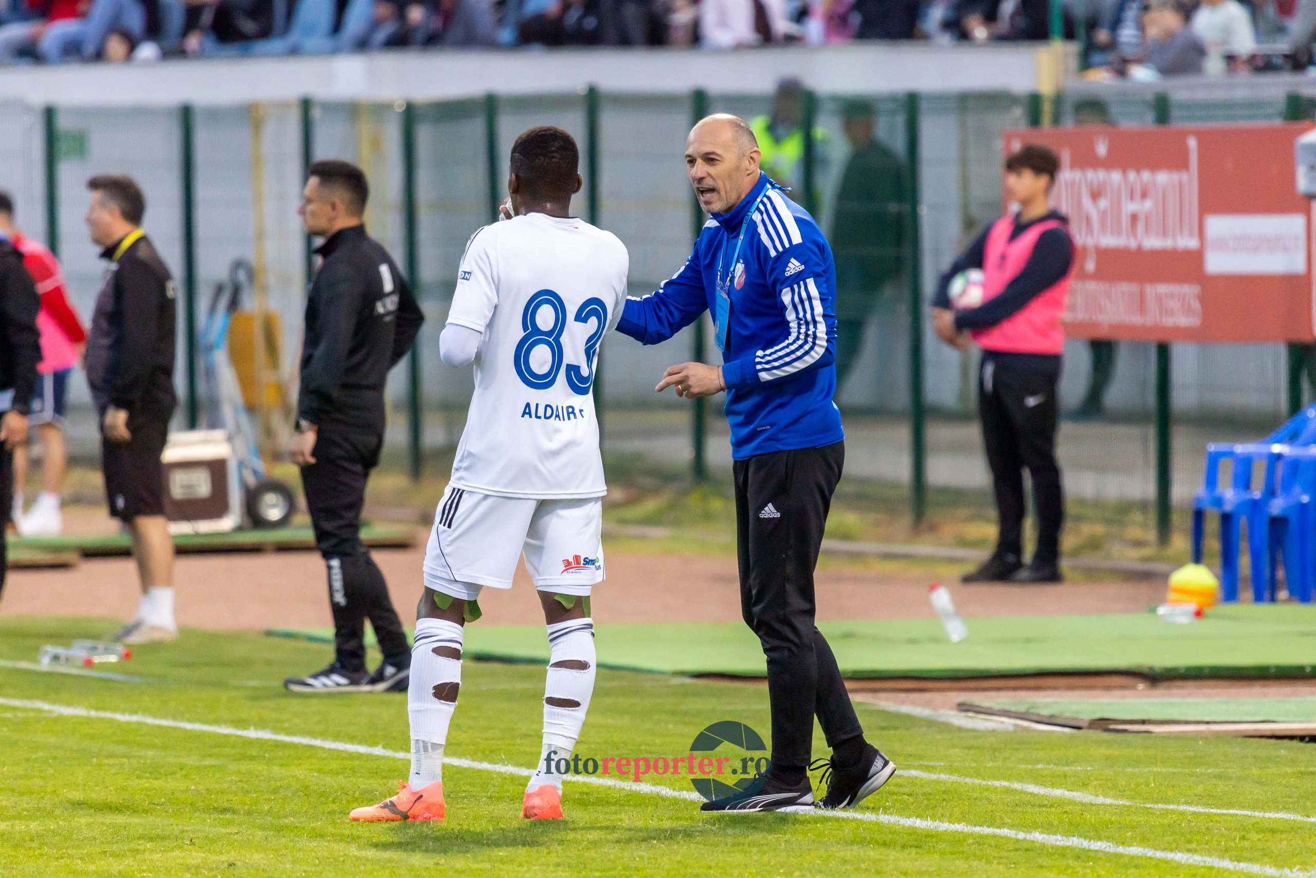 Galerie Foto: FC Botoșani vs. CS Mioveni - Pe 17 mai 2024, am fost martorii unei partide incredibile între FC Botoșani și CS Mioveni, în prima manșă a barajului pentru evitarea retrogradării. În fața unui stadion plin de emoție și speranță, echipa noastră a obținut o victorie importantă, cu un gol marcat de Aldair în minutul 93. 💪 *FC Botoșani 1-0 CS Mioveni*⚽️ Urmăriți momentele cheie ale meciului și bucuria suporterilor în această galerie foto! Pregătiți-vă pentru meciul de retur de pe 24 mai, când vom lupta din nou pentru a rămâne în prima ligă.#FCBotoșani #CSMioveni #BarajRetrogradare #ForzaBotoșani 