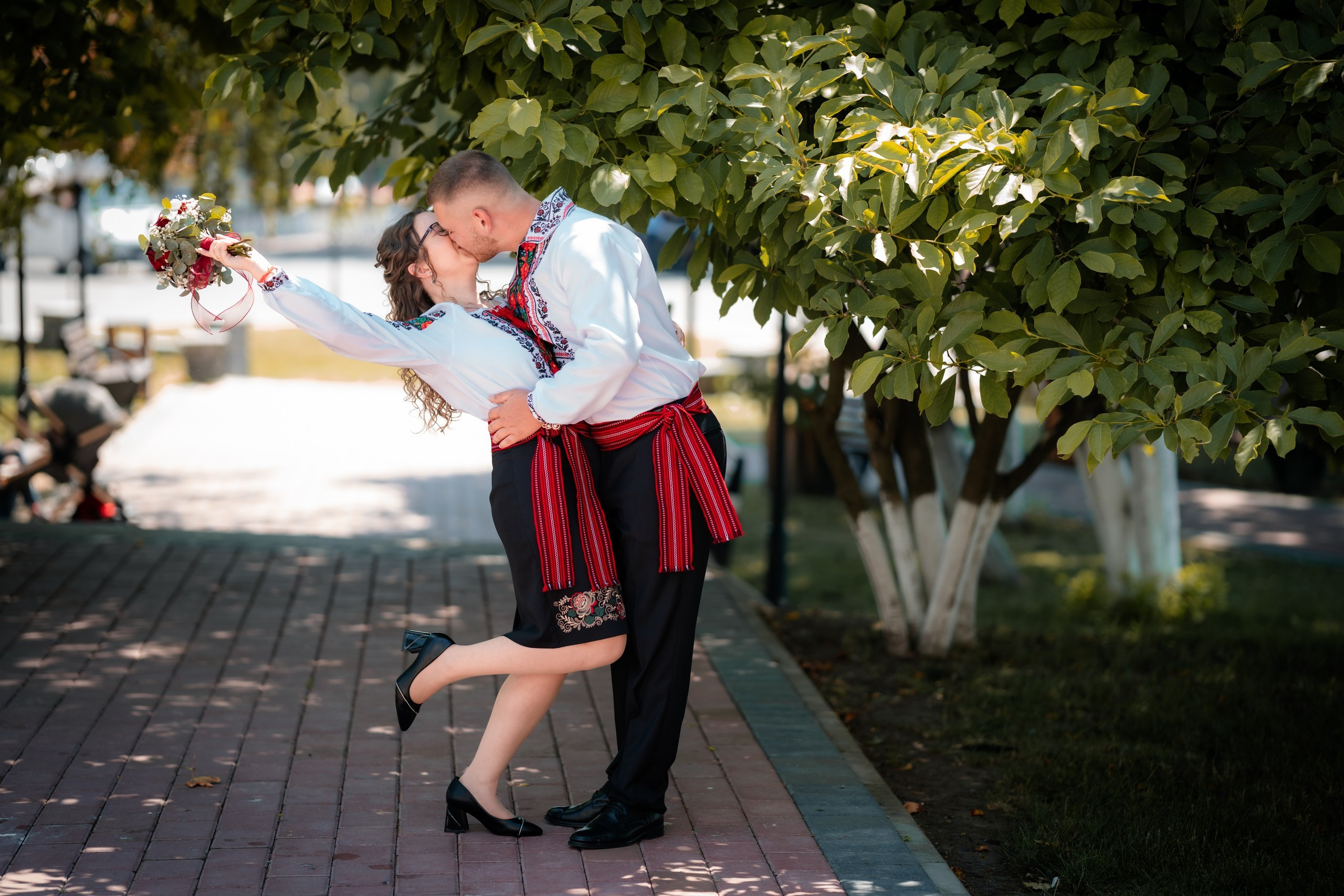 Fotograf stare civilă Siret – Andrei & Andreea în ie tradițională din Bucovina | AlinoFotoStudio
