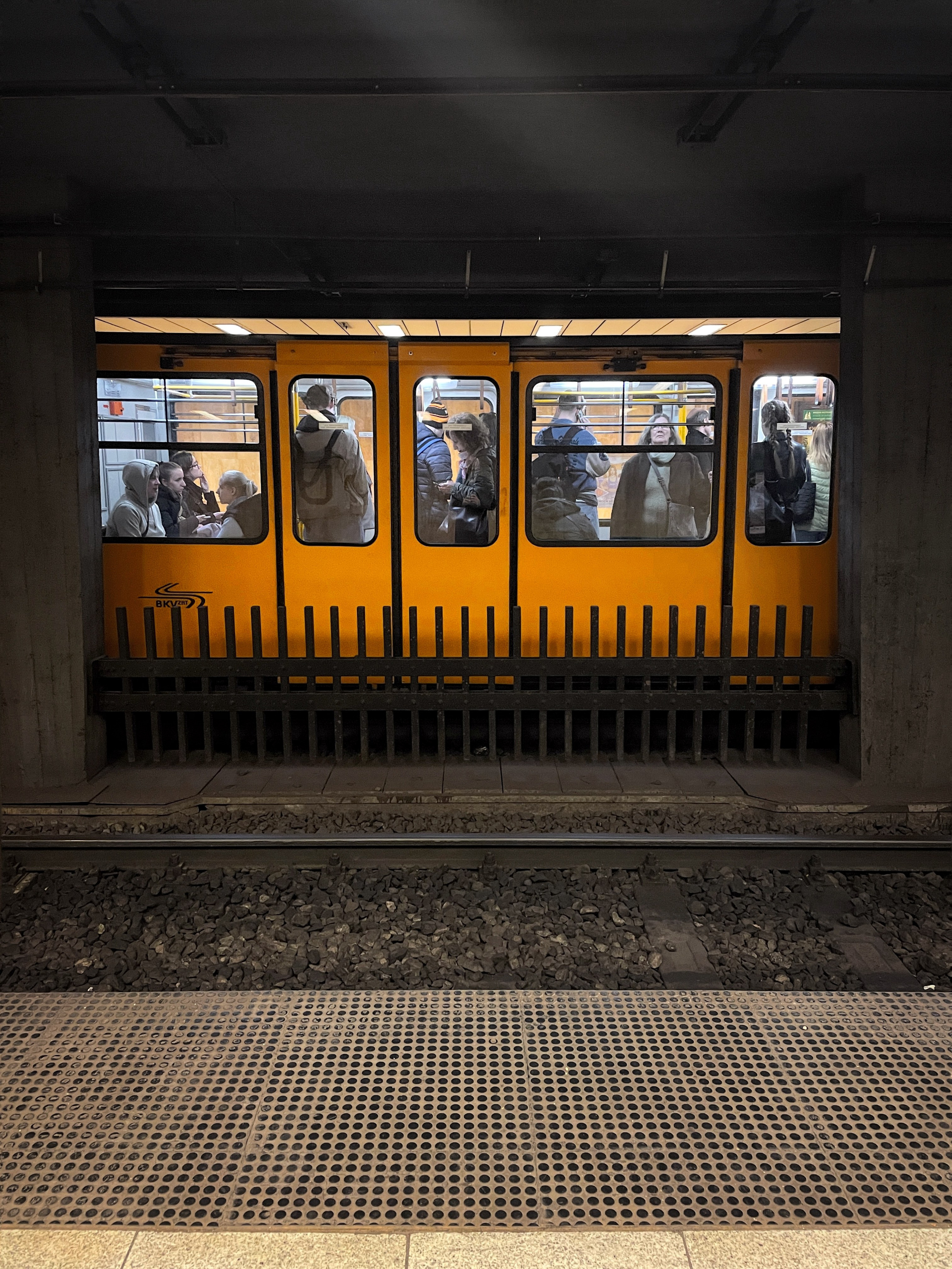 metro | Budapest 2026 | IPHONE 12 PRO