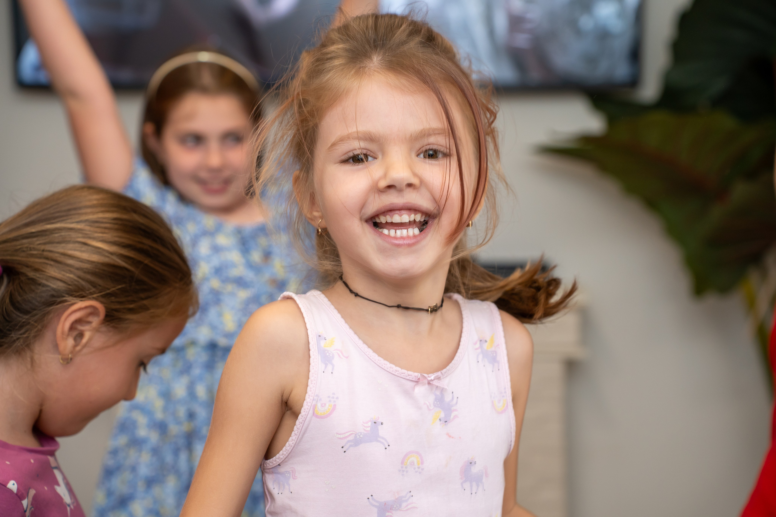 fetita care danseaza la petrecere aniversara