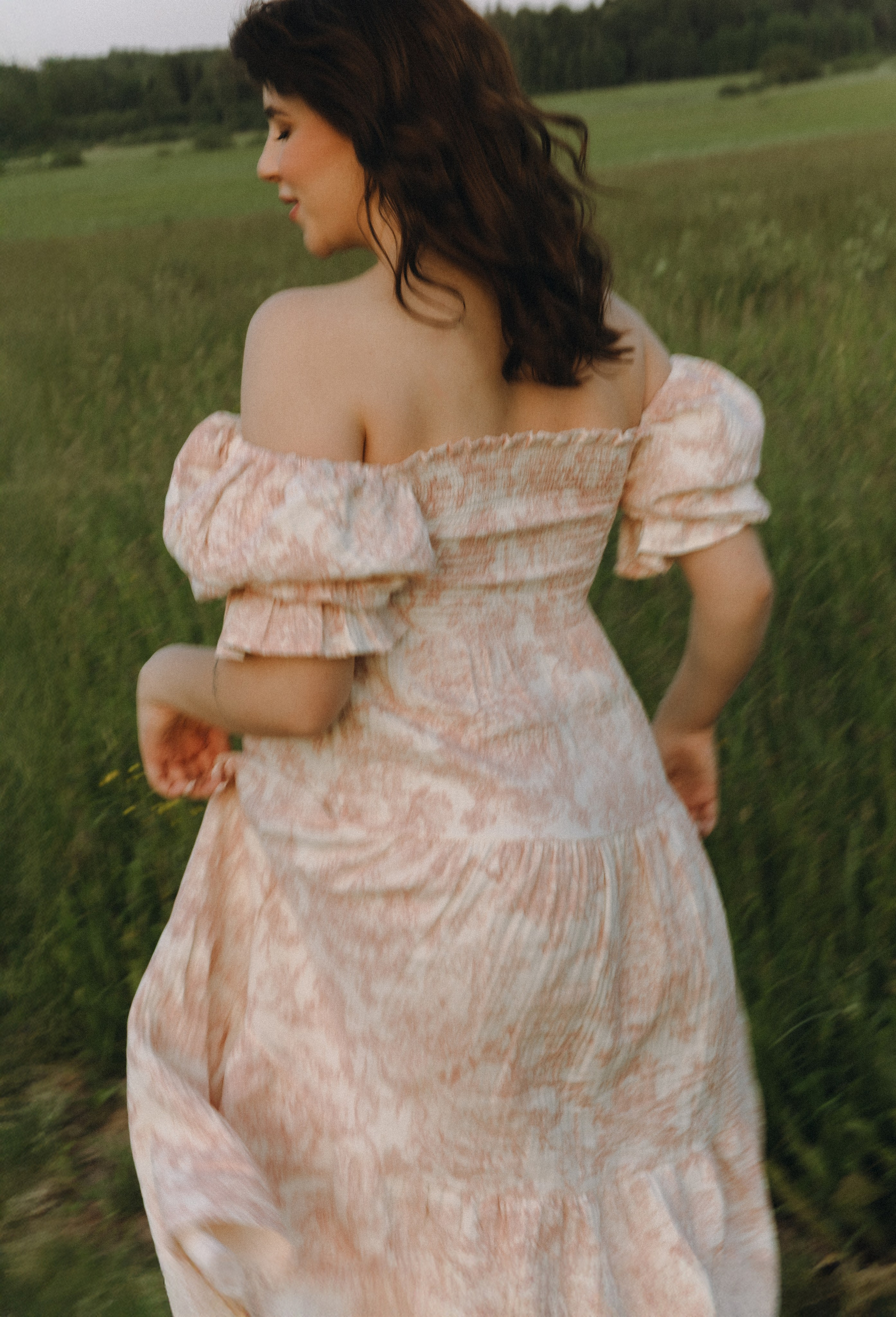 Lera & Maksim | laukimo fotosesija pievoje saulei besileidžiant. Vestuvių ir šeimų fotografė Lena Bondarenko / belove photo