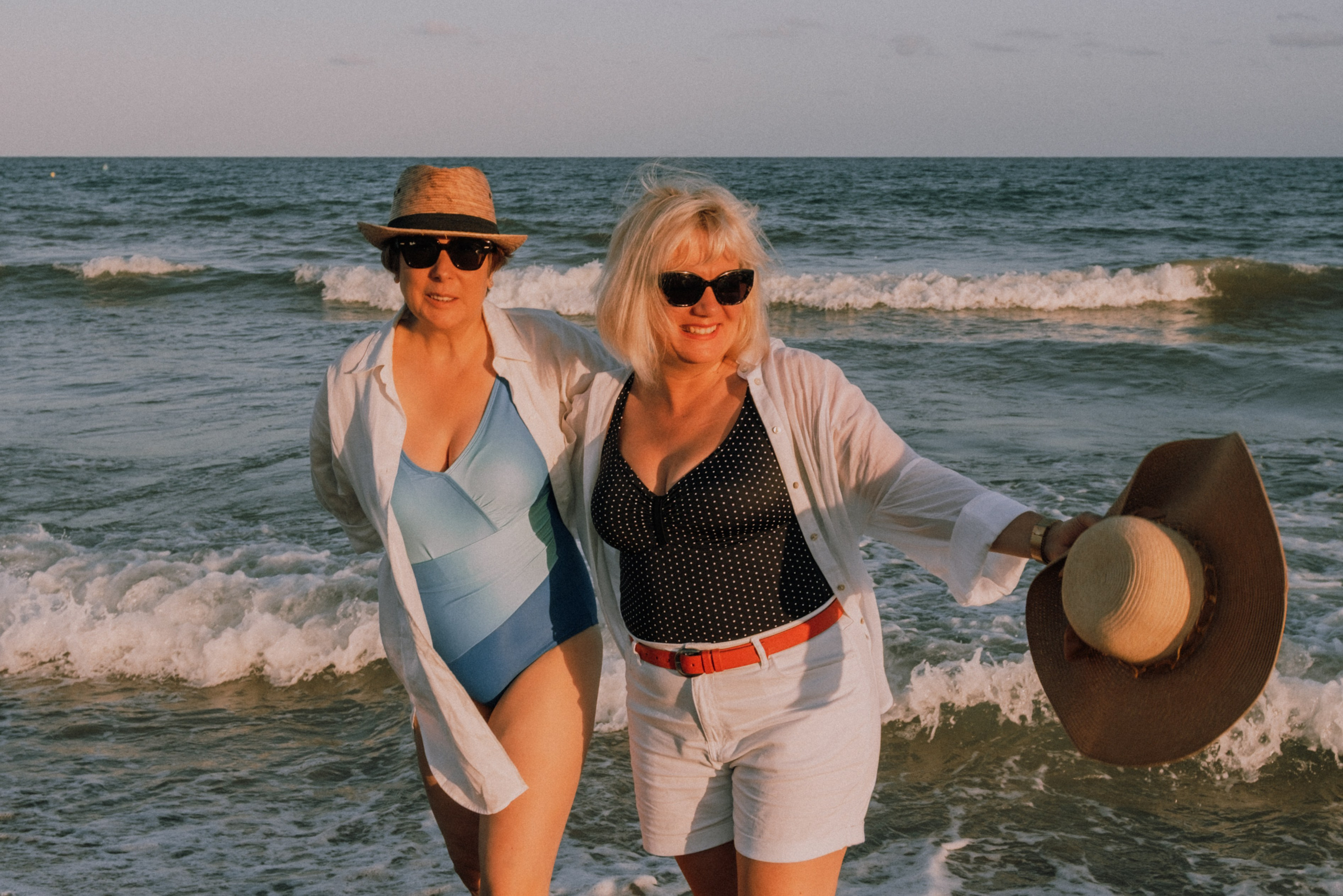 Sesión de amigas en la playa. Fotografía profesional en Calafell - Elena Medvedeva