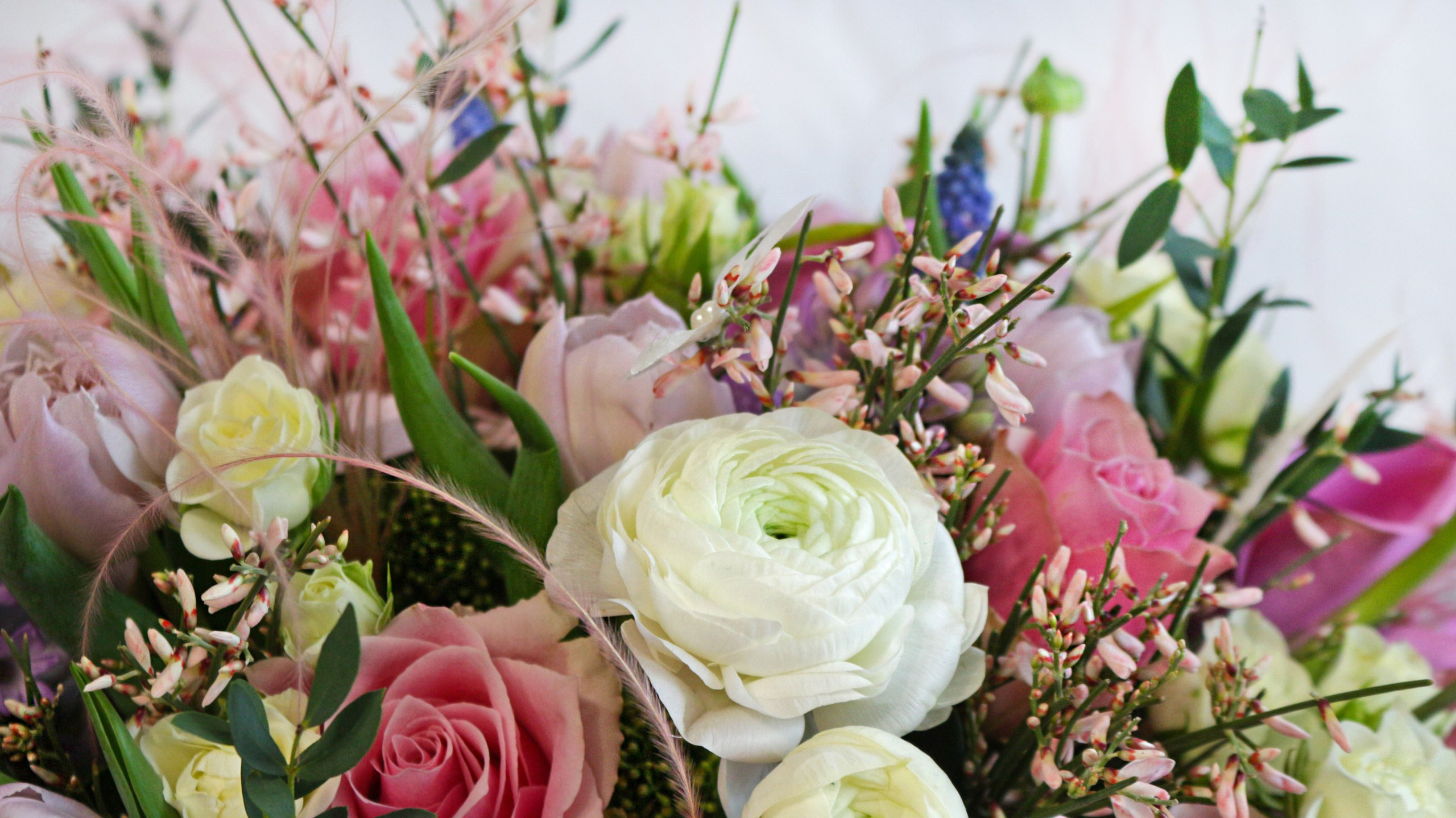 Ziedu pušķi kastē. Event design, decoration, floristry, gift, Irina Novika, Riga, Latvia