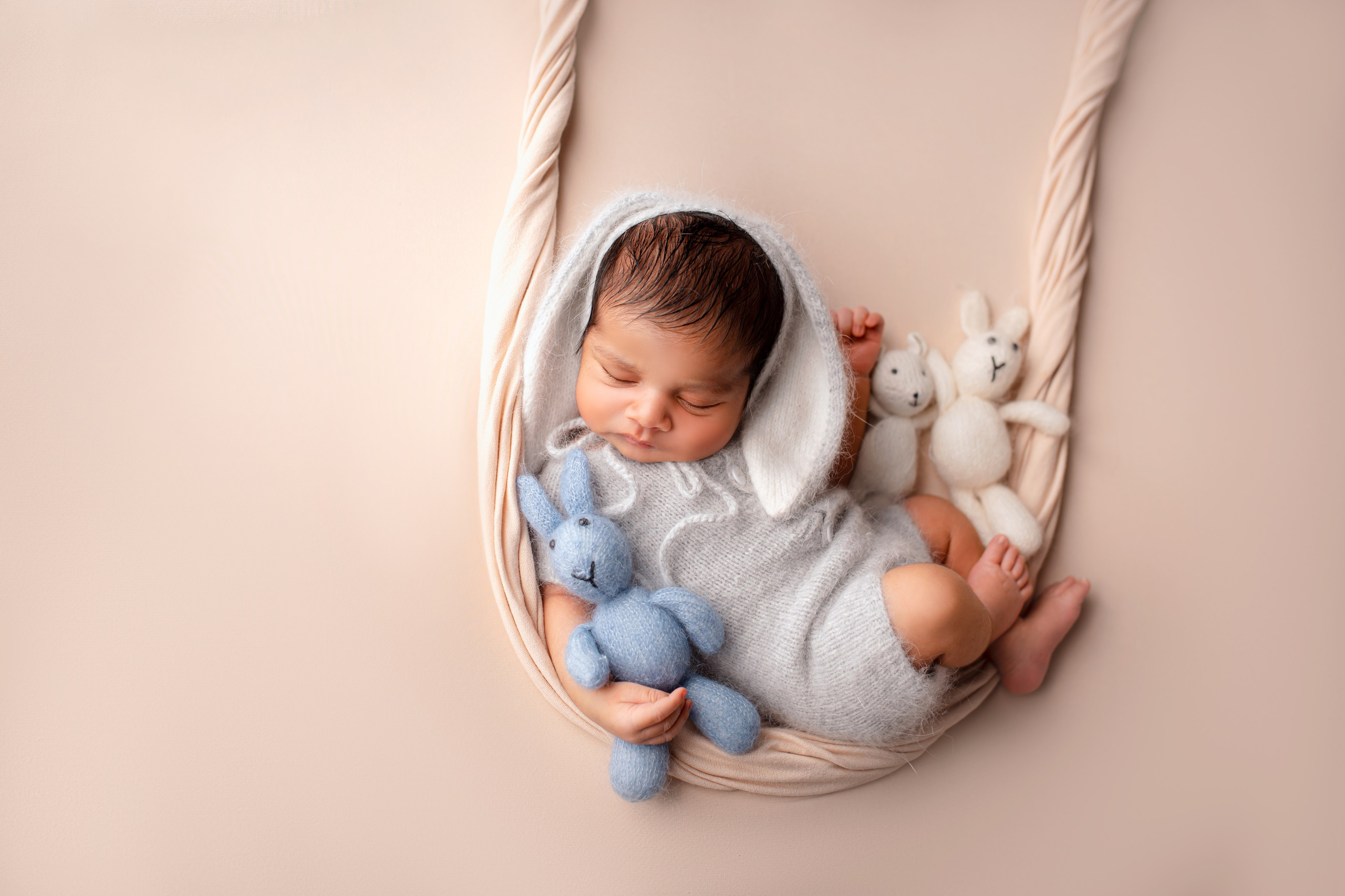Newborn photoshoot. Newborn photographer and Photography Educator in Prague Yana Stelmakh