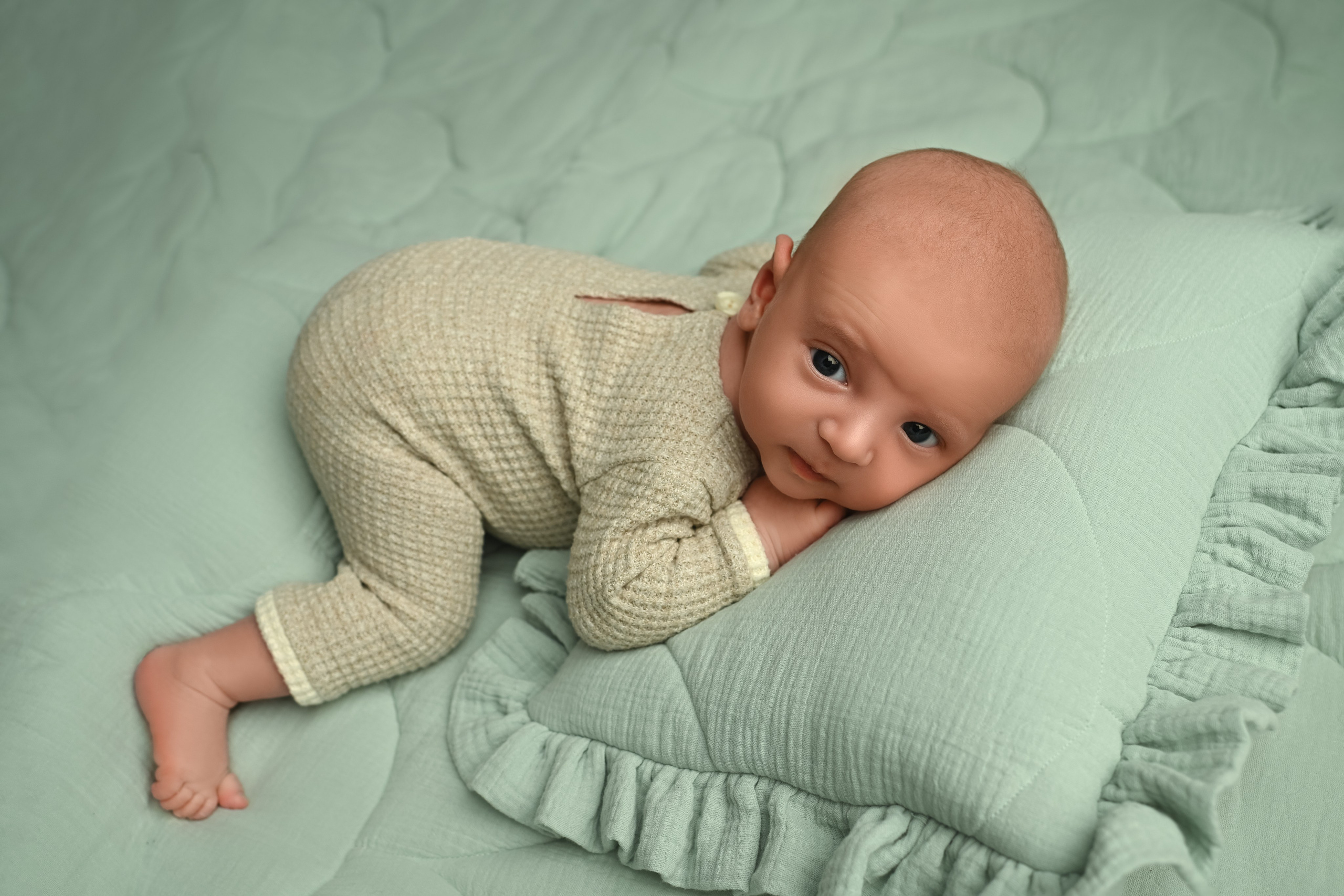 Fotoshooting mit Neugeborenen-Junge in Blau und Türkis, Baby Fotografin in Düsseldorf und Düren