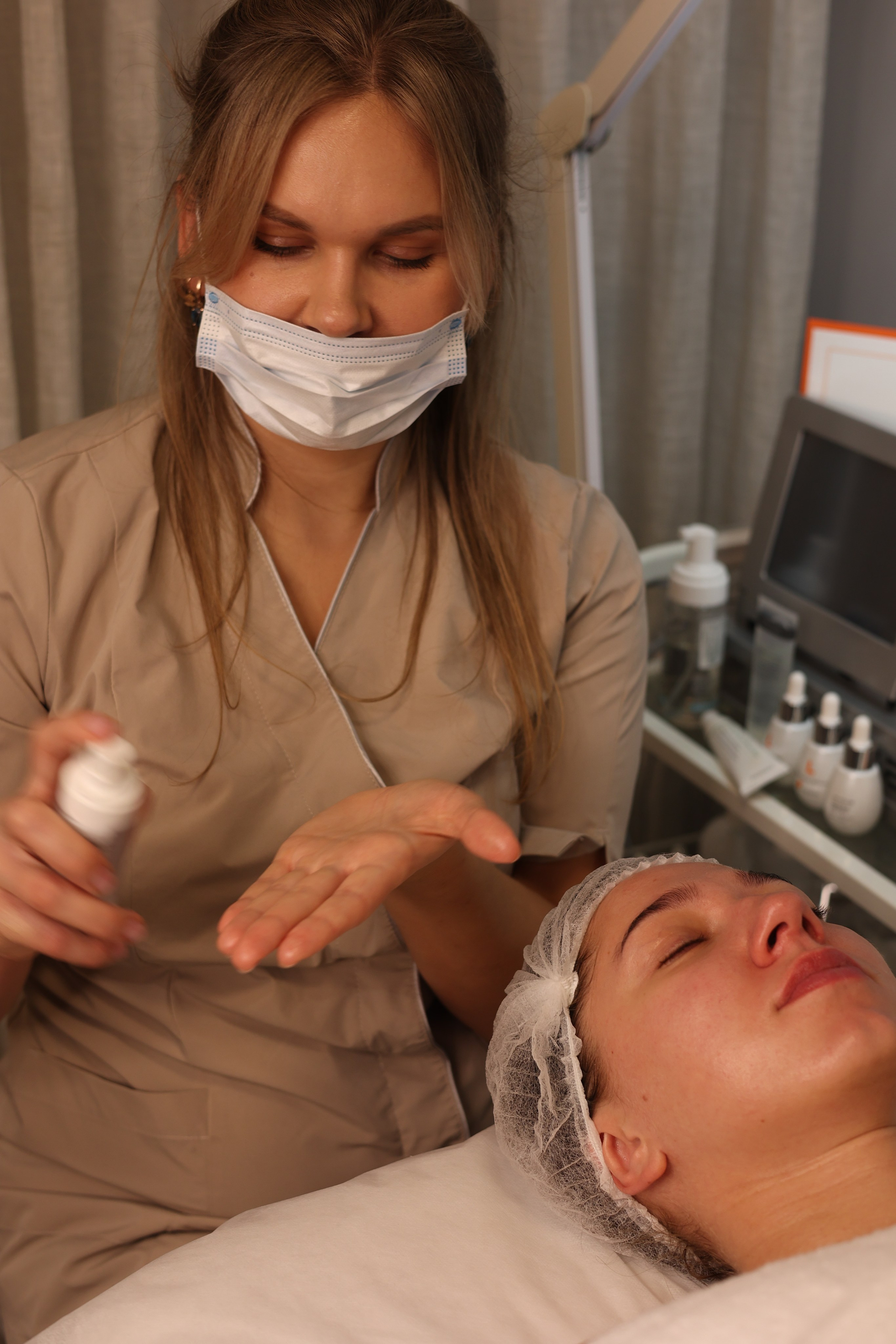 COSMETOLOGIST — Diana. Main