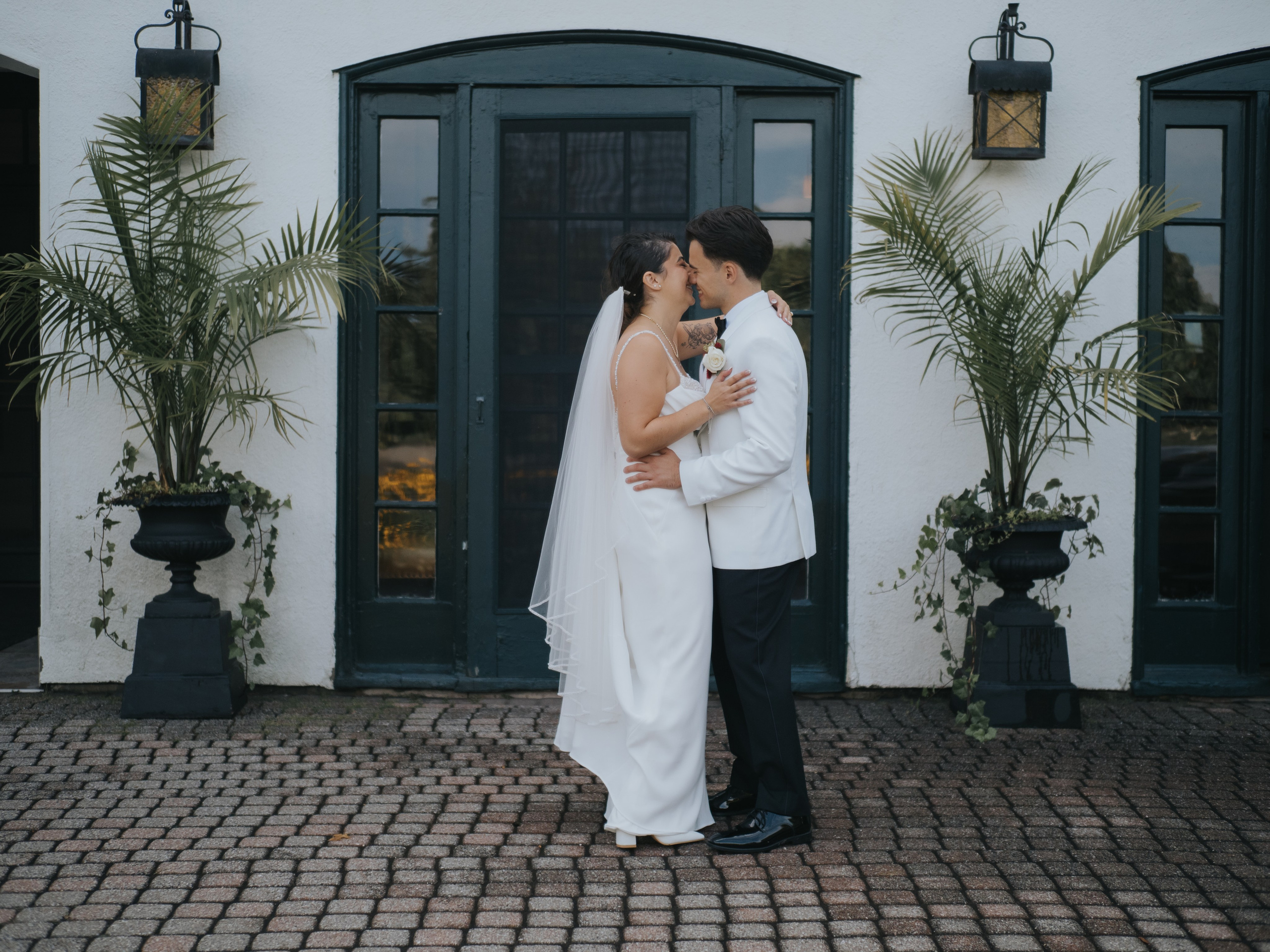 Wedding of Cassandra and Loïc in Beaconsfield, Montreal. Wedding and Family Photography Montreal Muriel Oe Photo