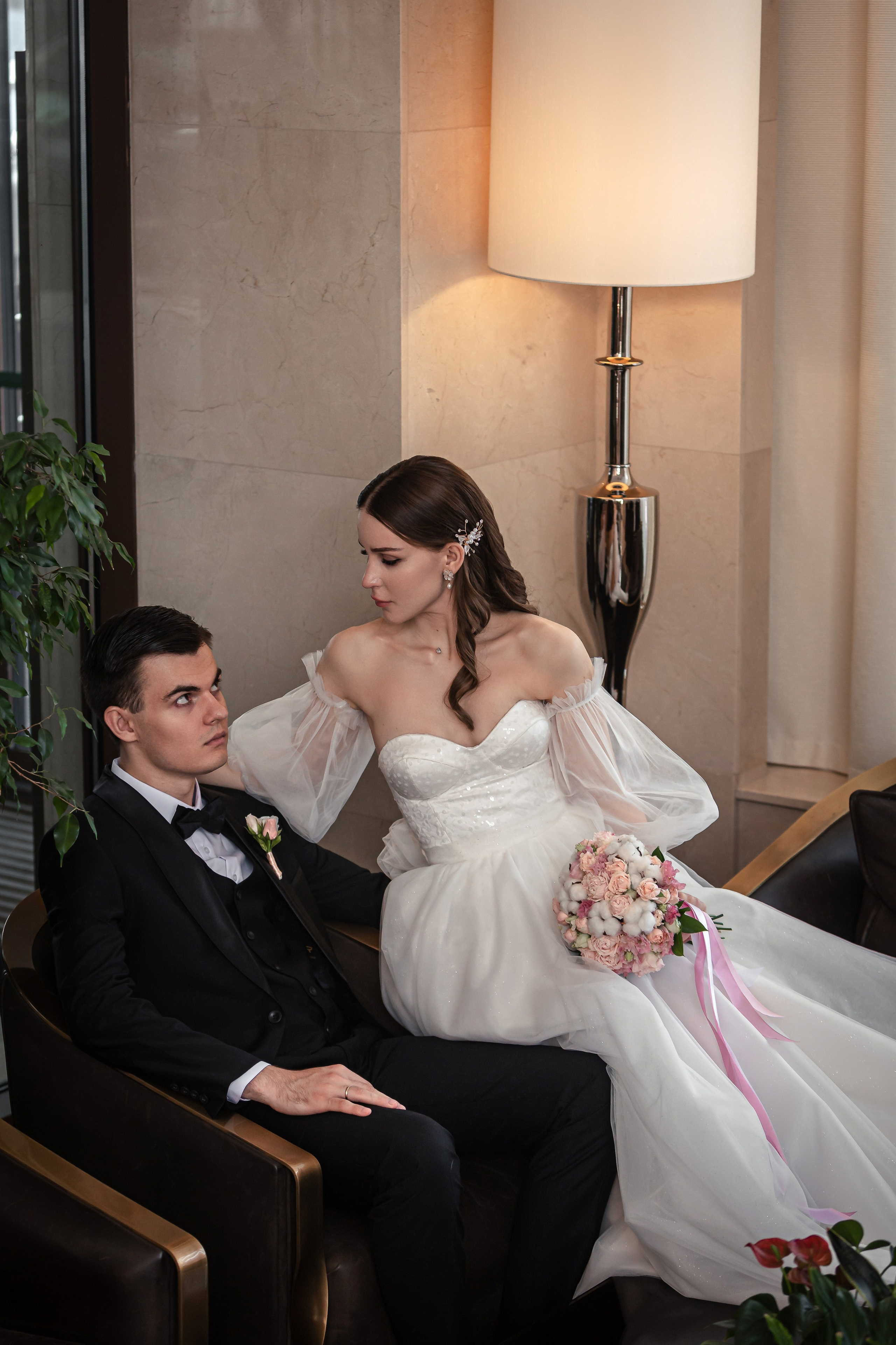 Recién casados ​​sexys en un hotel. Fotógrafo de retrato, familia y reportajes en Valencia | España | Europa Vitalii Lumier