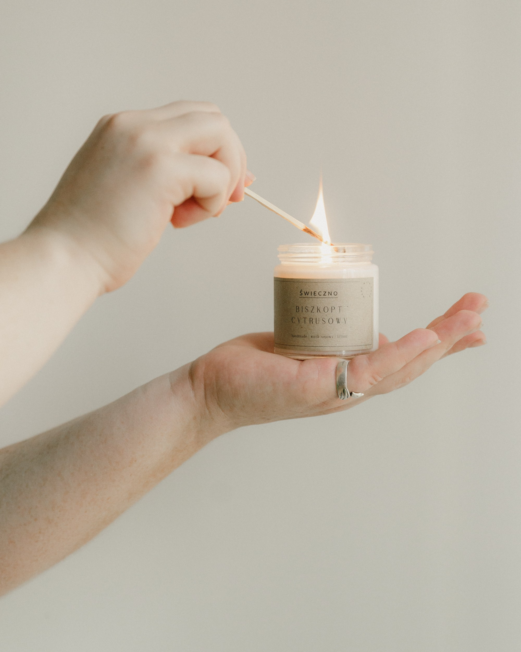 Candles | insta content. Kaja | fotograf we Wrocławiu | ludzie i psy