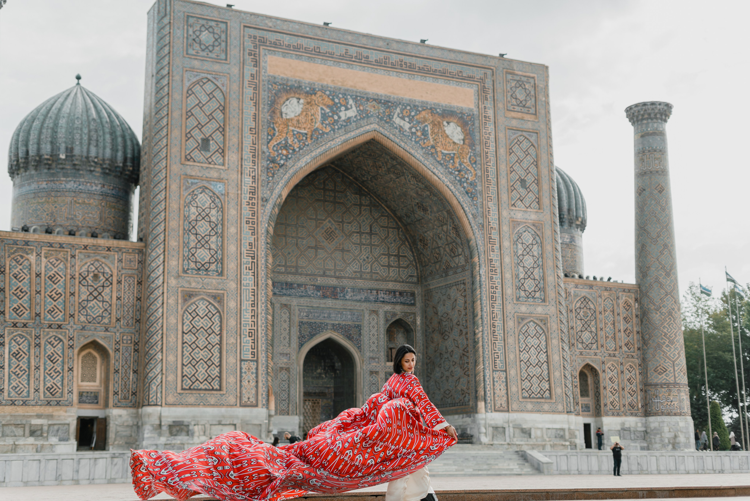 Красное длинное платье. Фотограф в Узбекистане и Самарканде Джасур Марупов