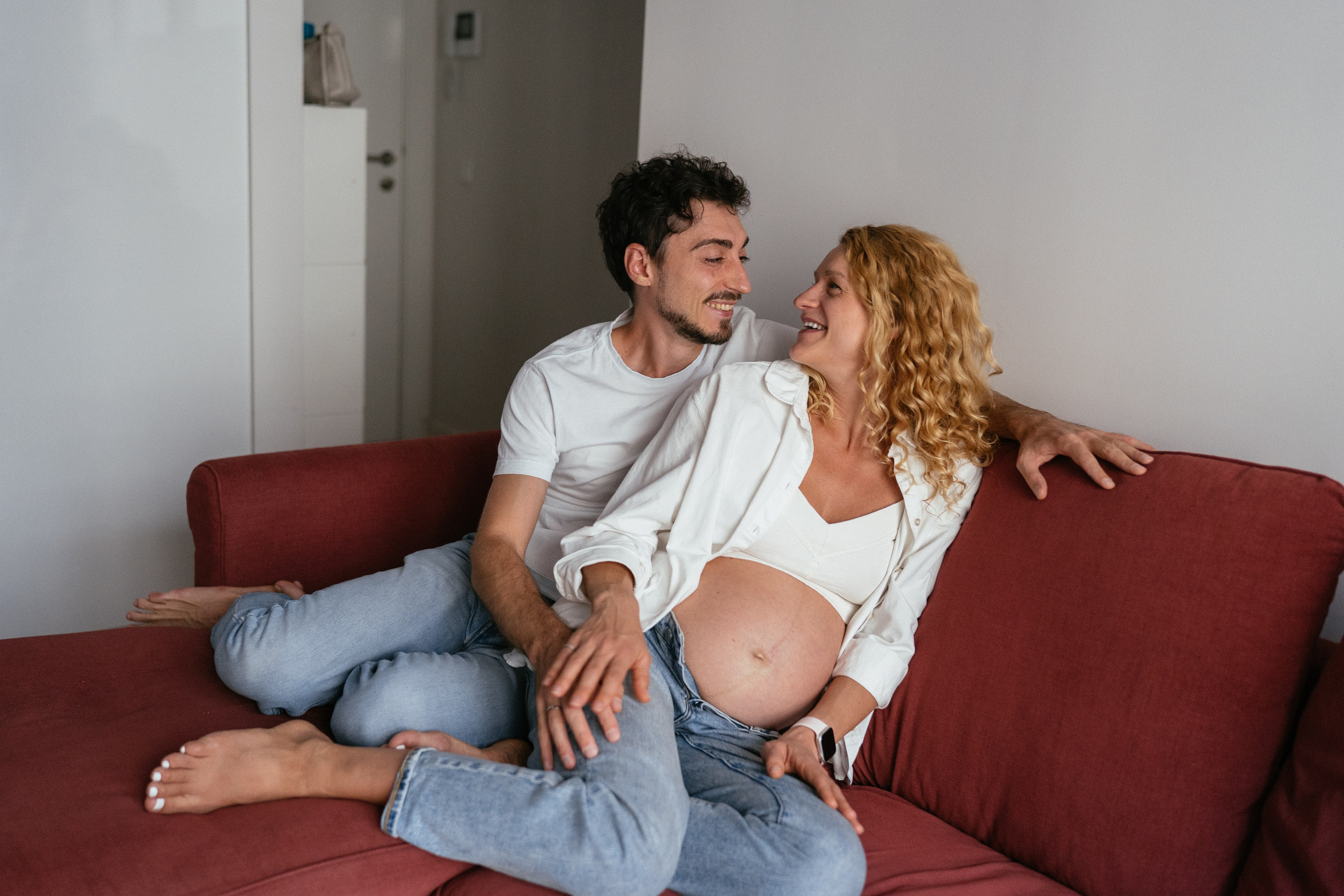 Candid pregnancy photoshoot in the park. Photographer in Madrid, Spain. Alyona Belyaninova