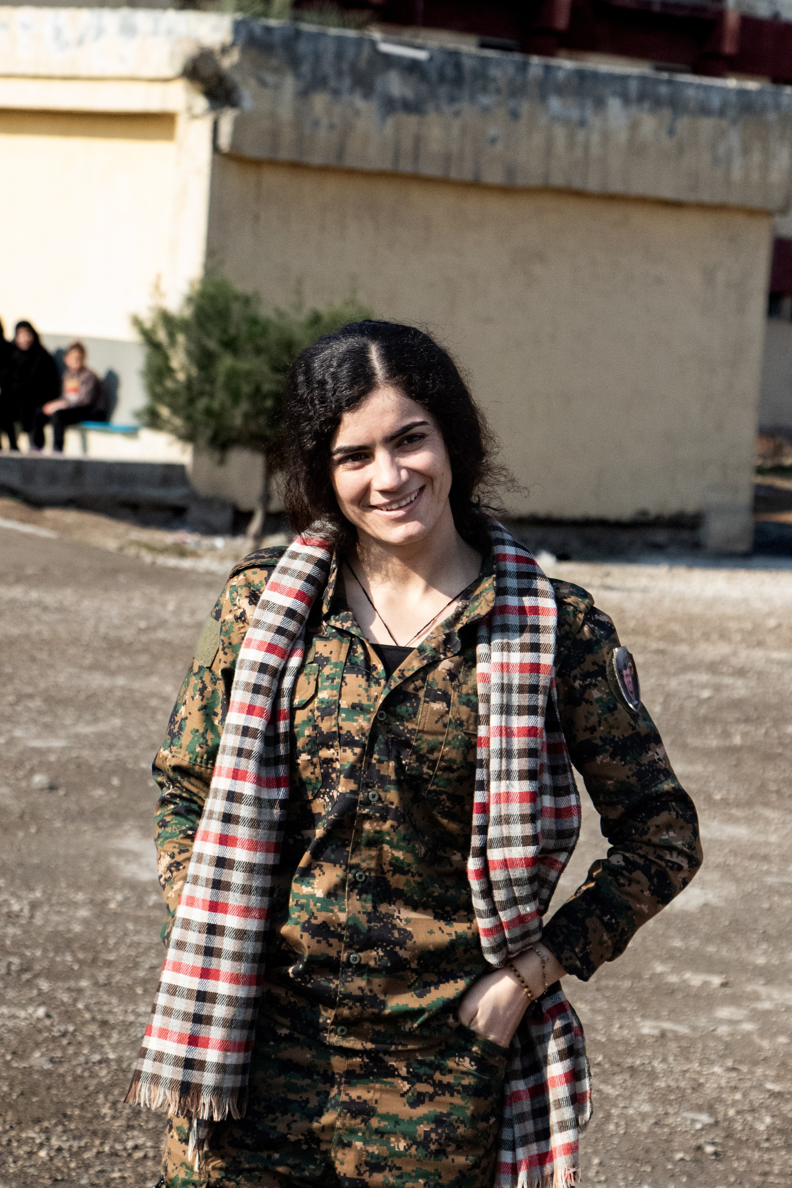 Une jeune soldat kurde dans une base des Forces Démocratiques Syriennes (FDS) à Raqqa.