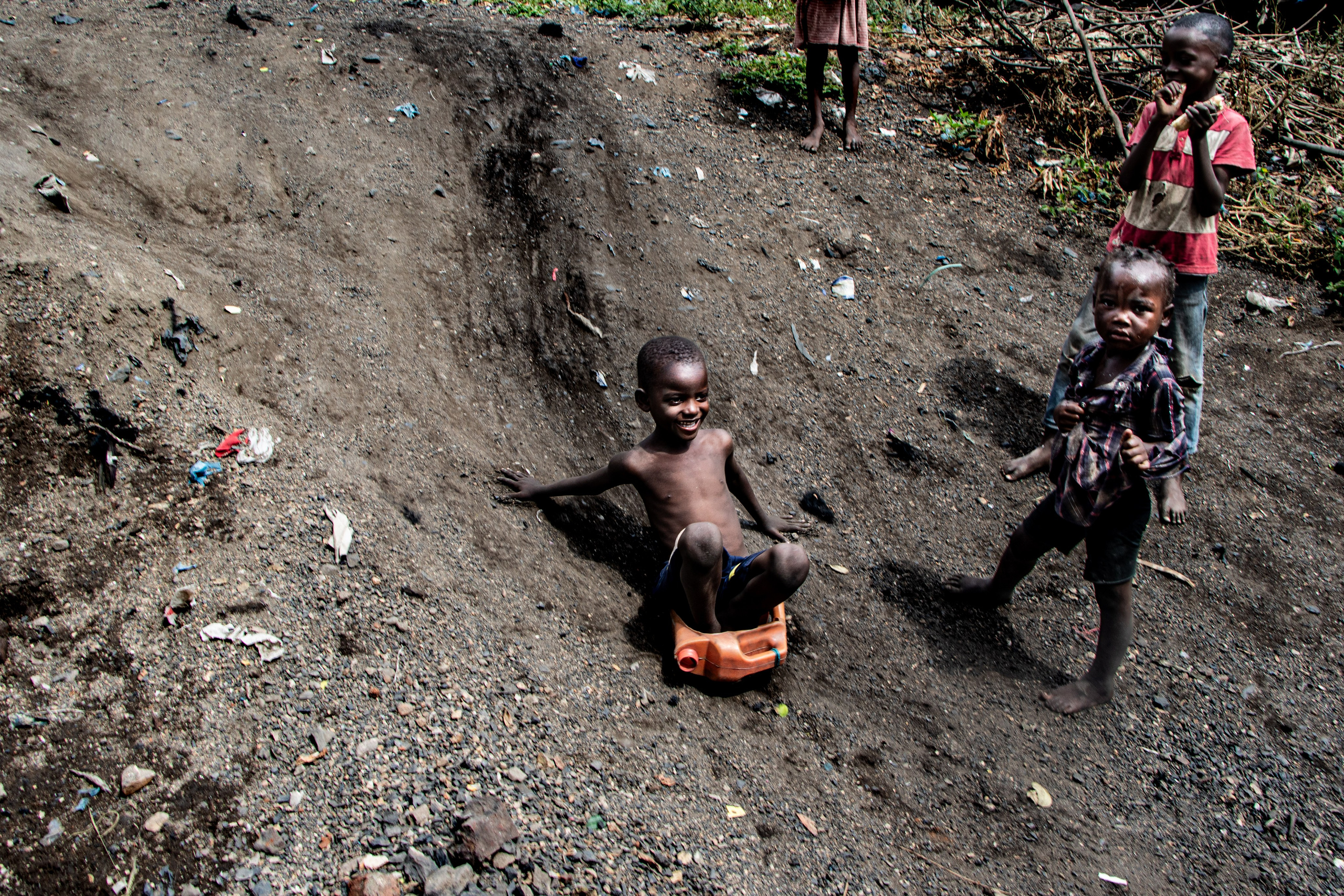 Aujourd’hui encore, les habitants respirent quotidiennement la poussière de charbon et subissent la contamination des nappes phréatiques. Les populations sont déplacées de force, relogées sur des terres infertiles, souvent sans accès à l’eau potable, à la santé ou à l’éducation. Les rivières avoisinantes comme la Moatize etc sont régulièrement souillées par des rejets miniers. 