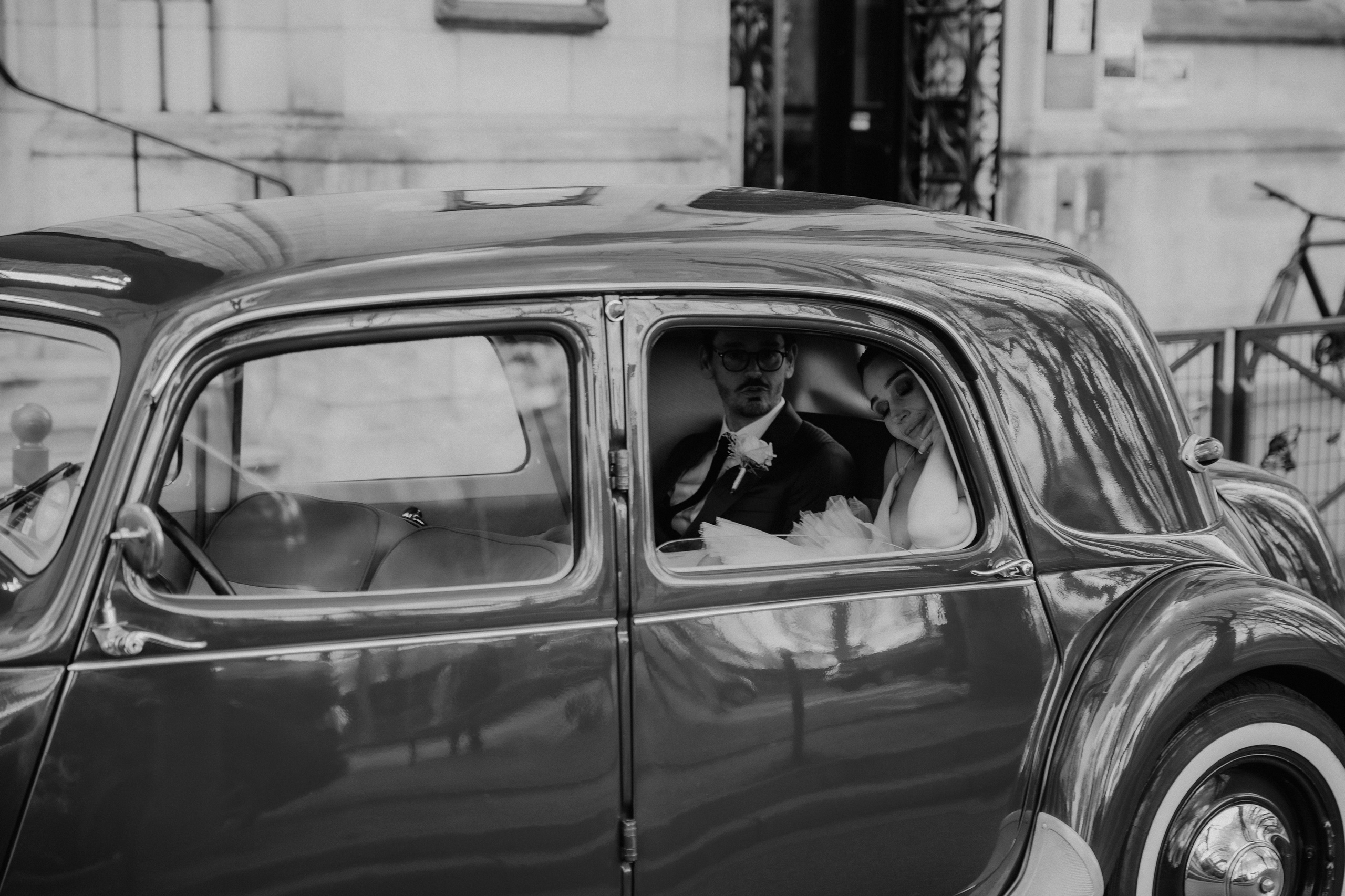 Suzi & Alex | Paris Wedding with a Vintage Car. Paris Wedding Photographer
