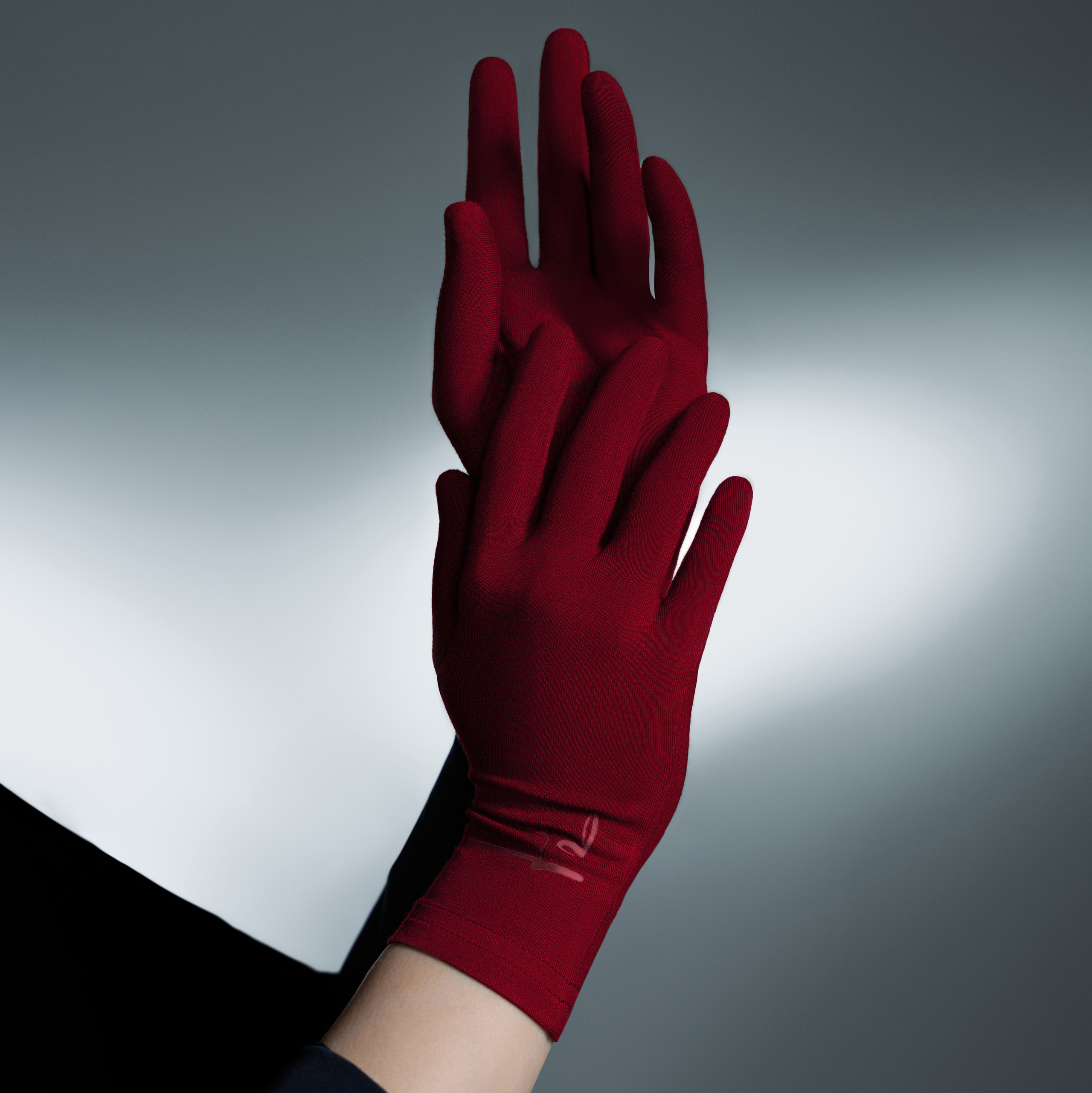 KALMTHREAD organic Gloves. Hanna Asaulova — Fashion Photographer in Vilnius | Professional Fashion Photography
