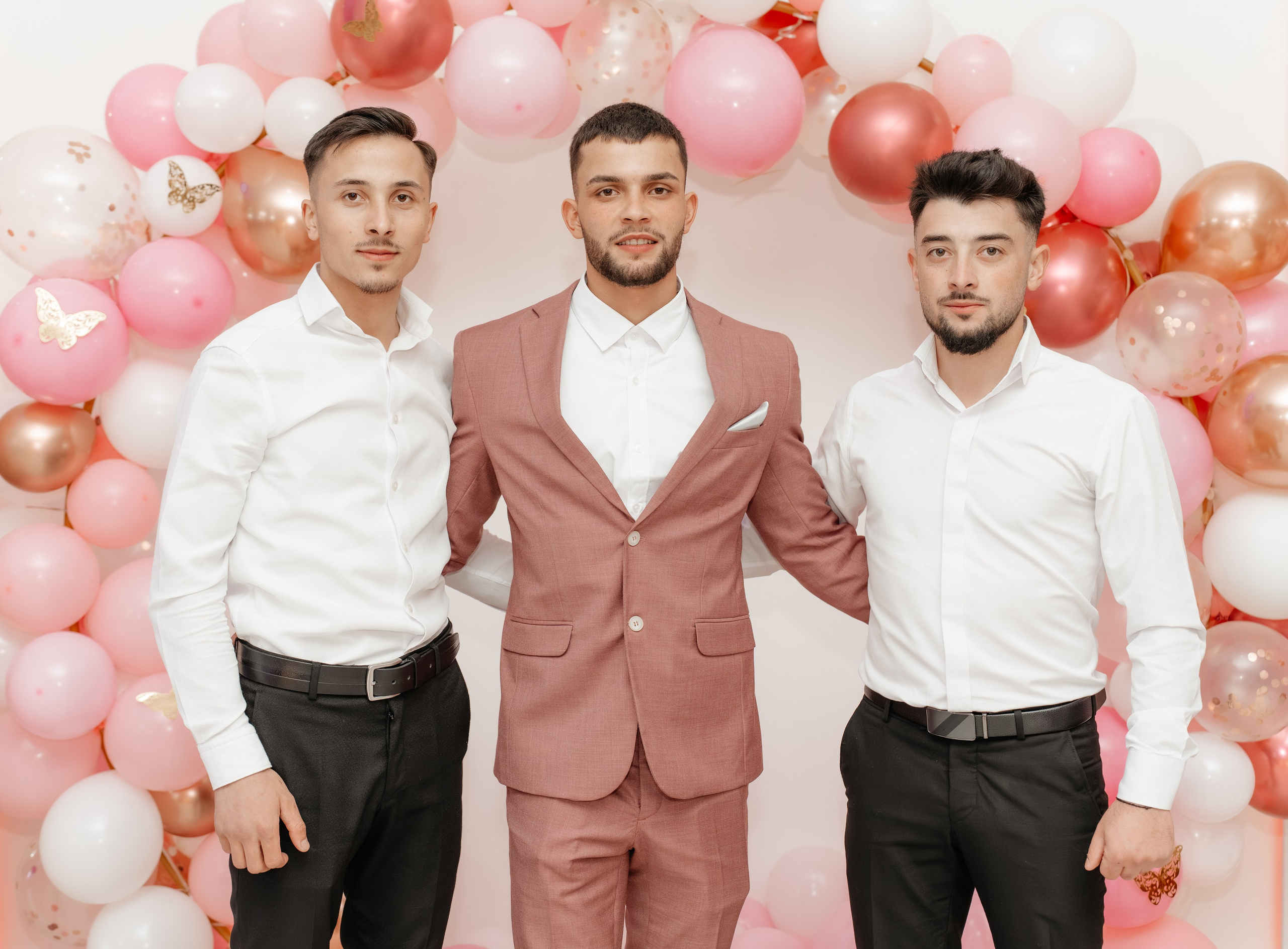 Gabriel, tatăl Evelinei Maria, în compania a doi prieteni buni, sărbătorind fericit la petrecerea de botez din Restaurantul Silmat, Bălăbănești, Galați. O poză plină de energie masculină și prietenie.