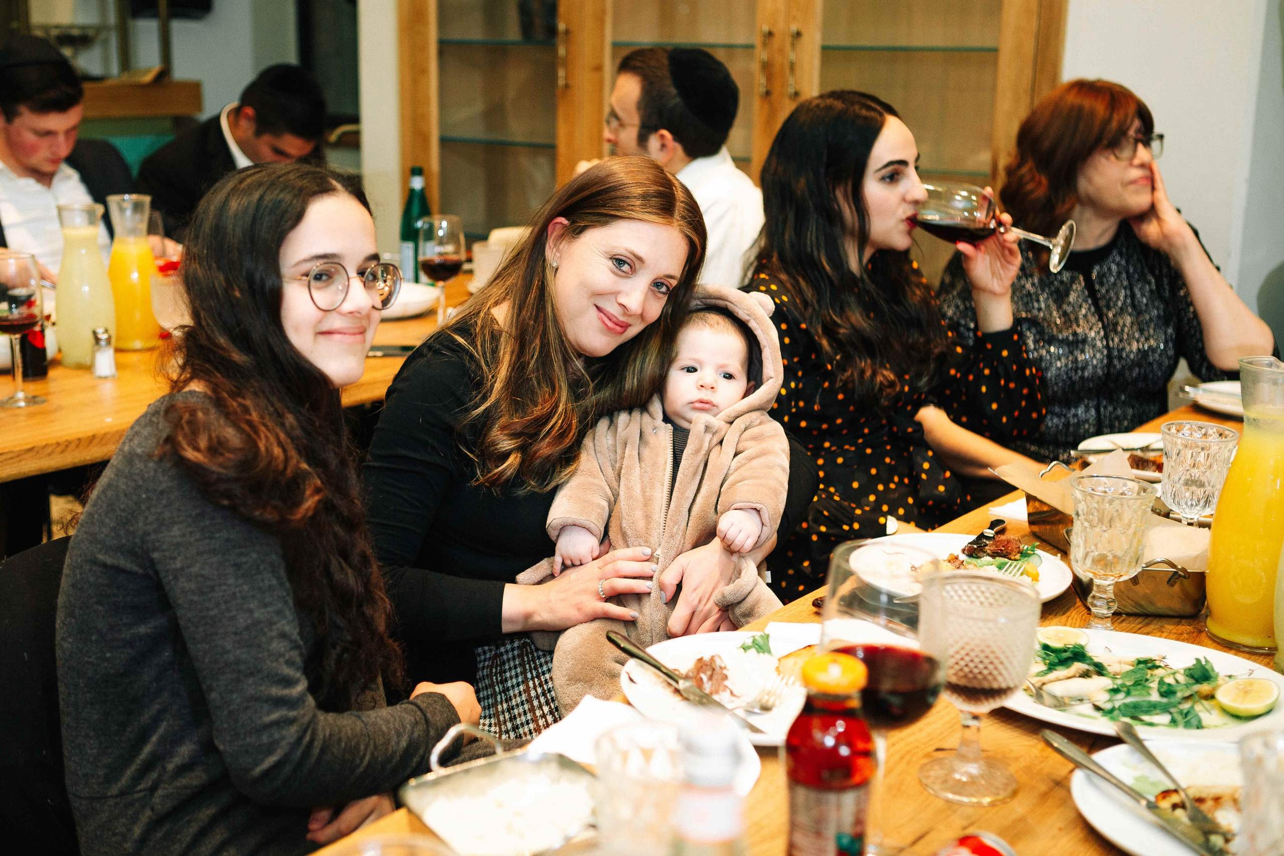 PARTY IN A RESTAURANT WITH THE WHOLE FAMILY. Https://shi-photo.com/