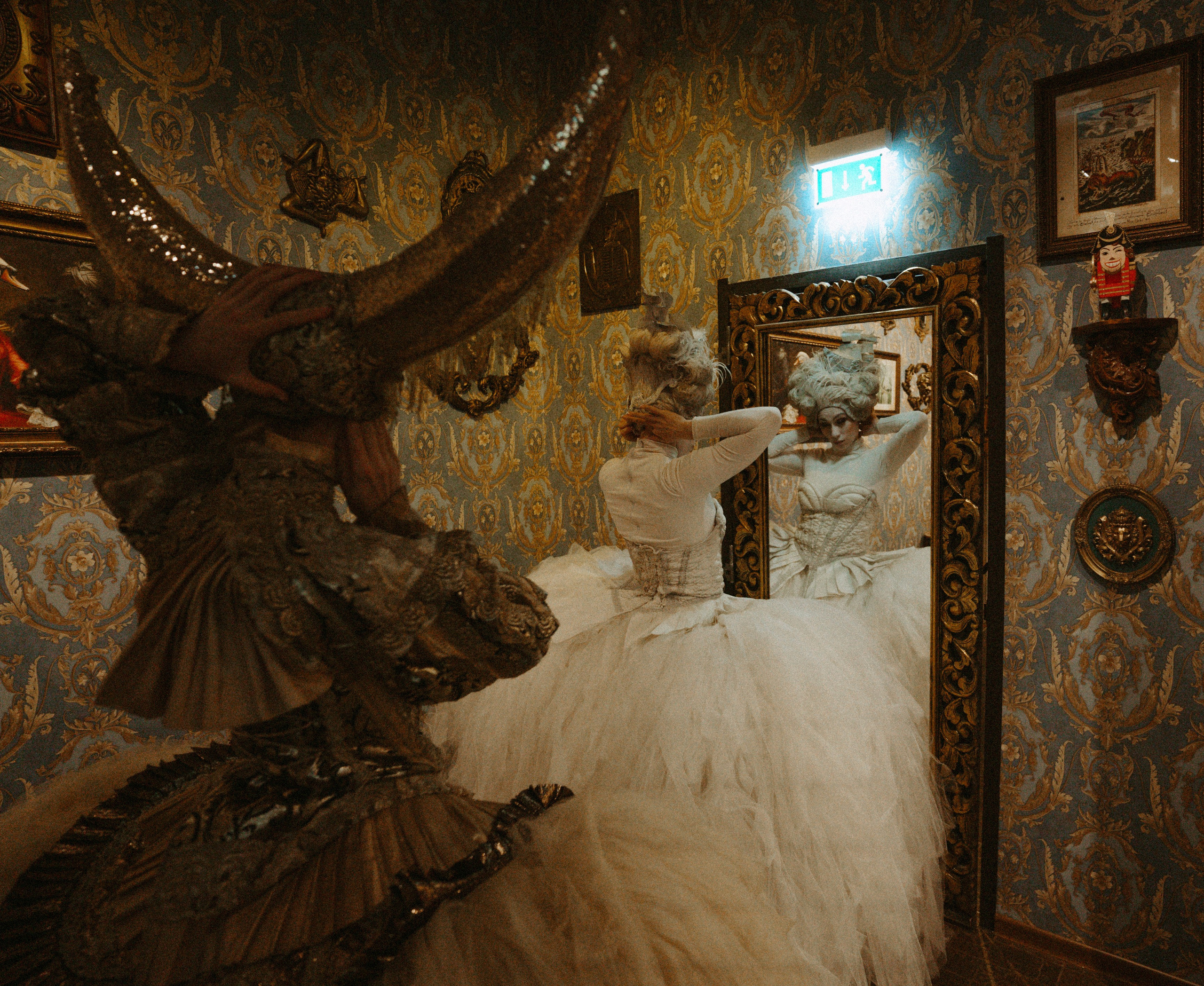 2025. Стрит-фотография, полная абсурда, идиотизма и красоты