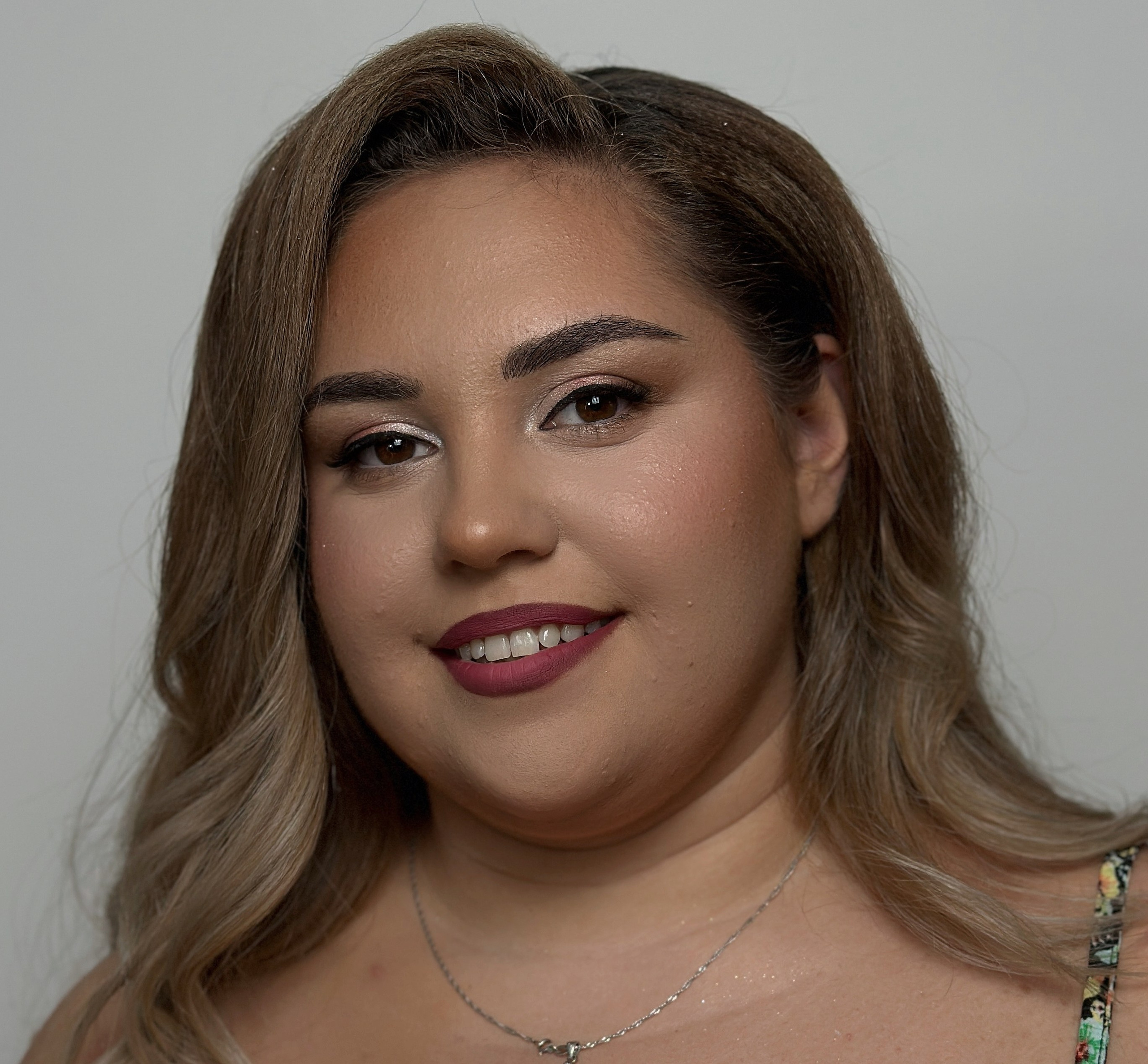 „Machiaj de eveniment sofisticat și rezistent, cu ten impecabil, privire intensă și buze definite. Potrivit pentru nunți, petreceri și ocazii speciale.”