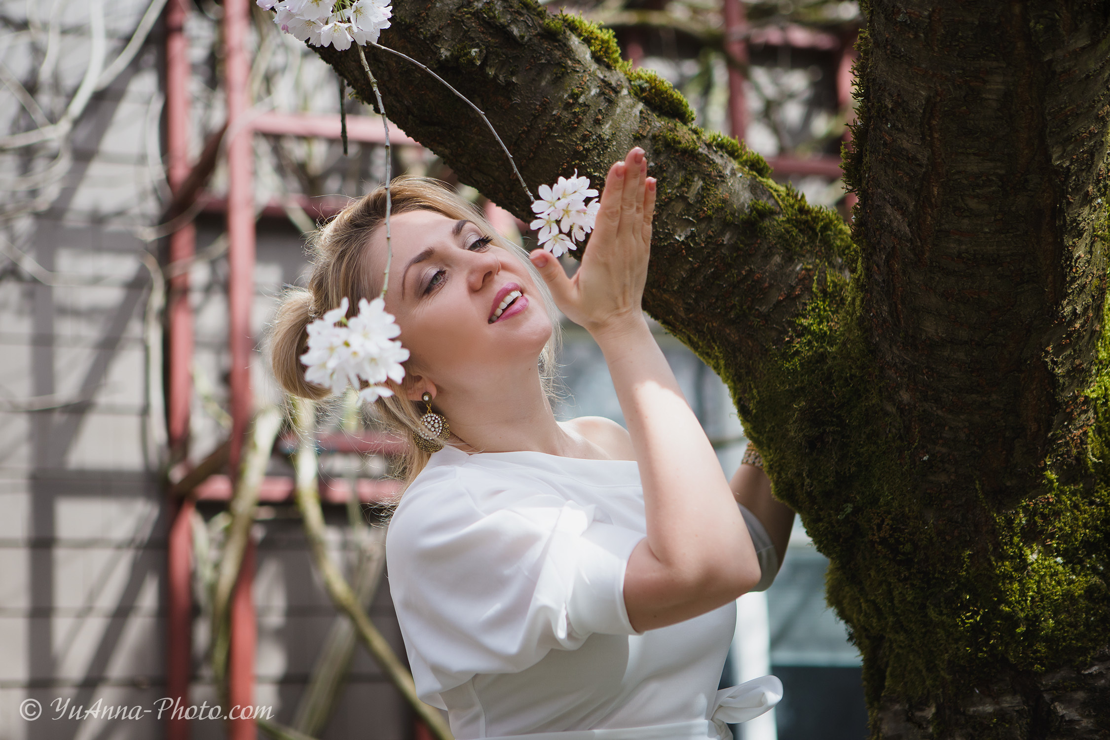 Cherry blossom Photoshoot with beautiful Helen. YuAnna studio. Family & Kids Photographer in Seattle area, located in