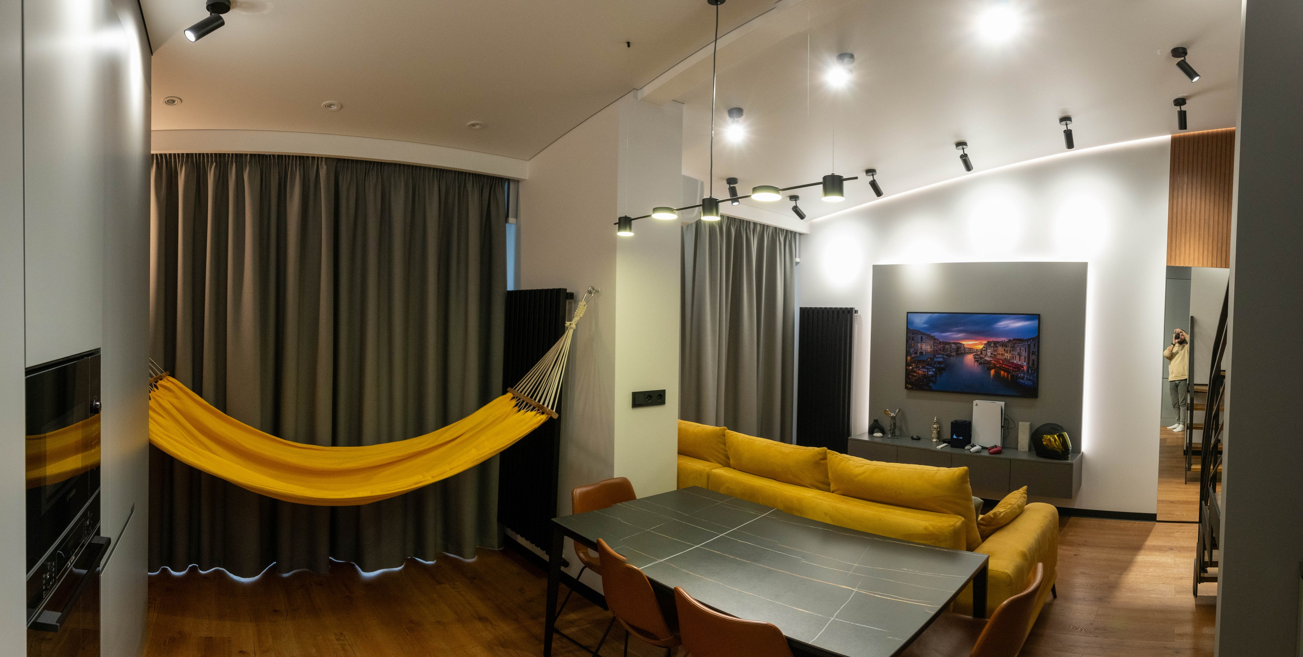 The apartment is on two levels. Fotograf Dmitrii Donets