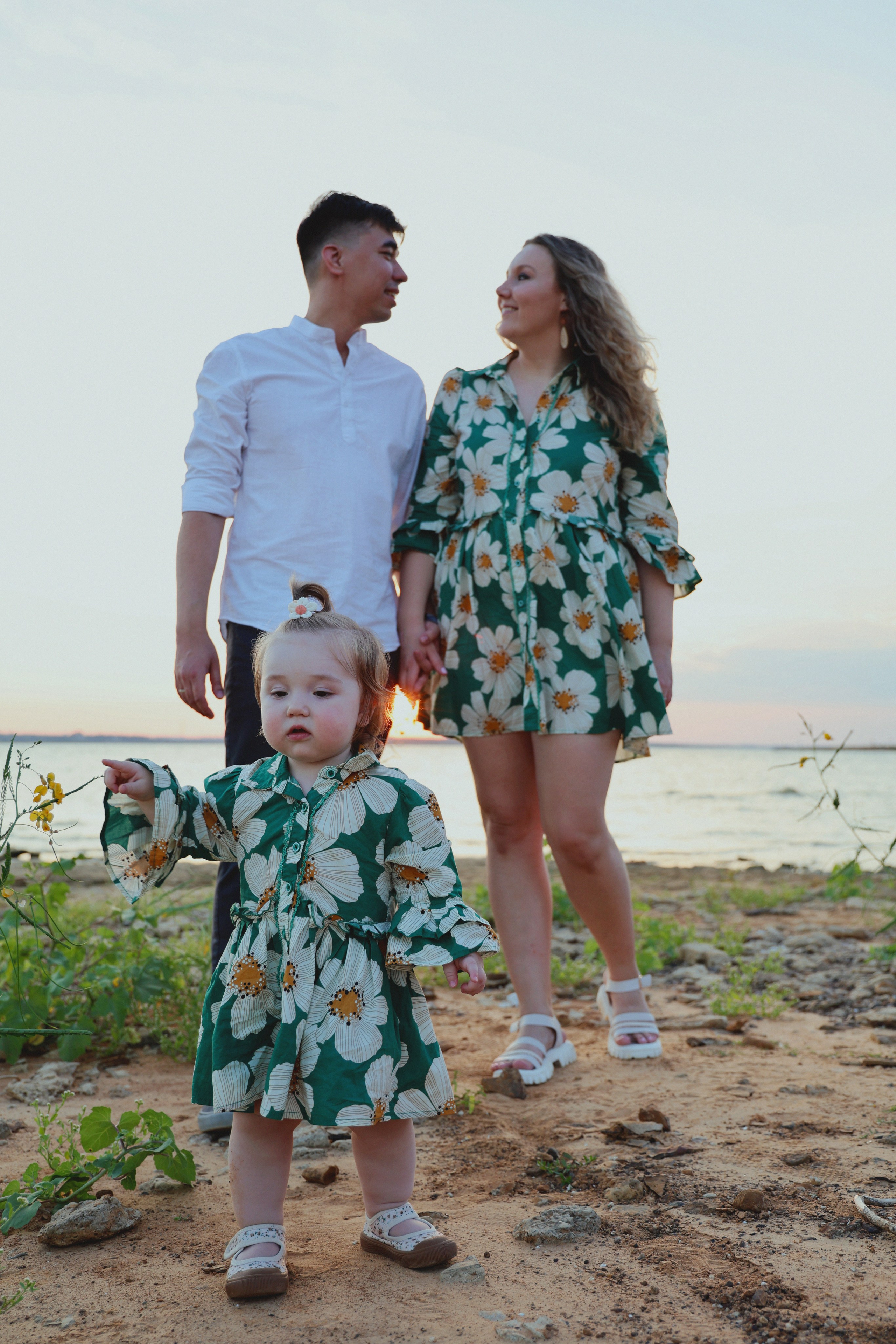 Baby Family Photoshoot – Outdoor Family Photography with Infant or Toddler. Lana Petrychenko — Portrait & Family Photographer. Valencia, Spain