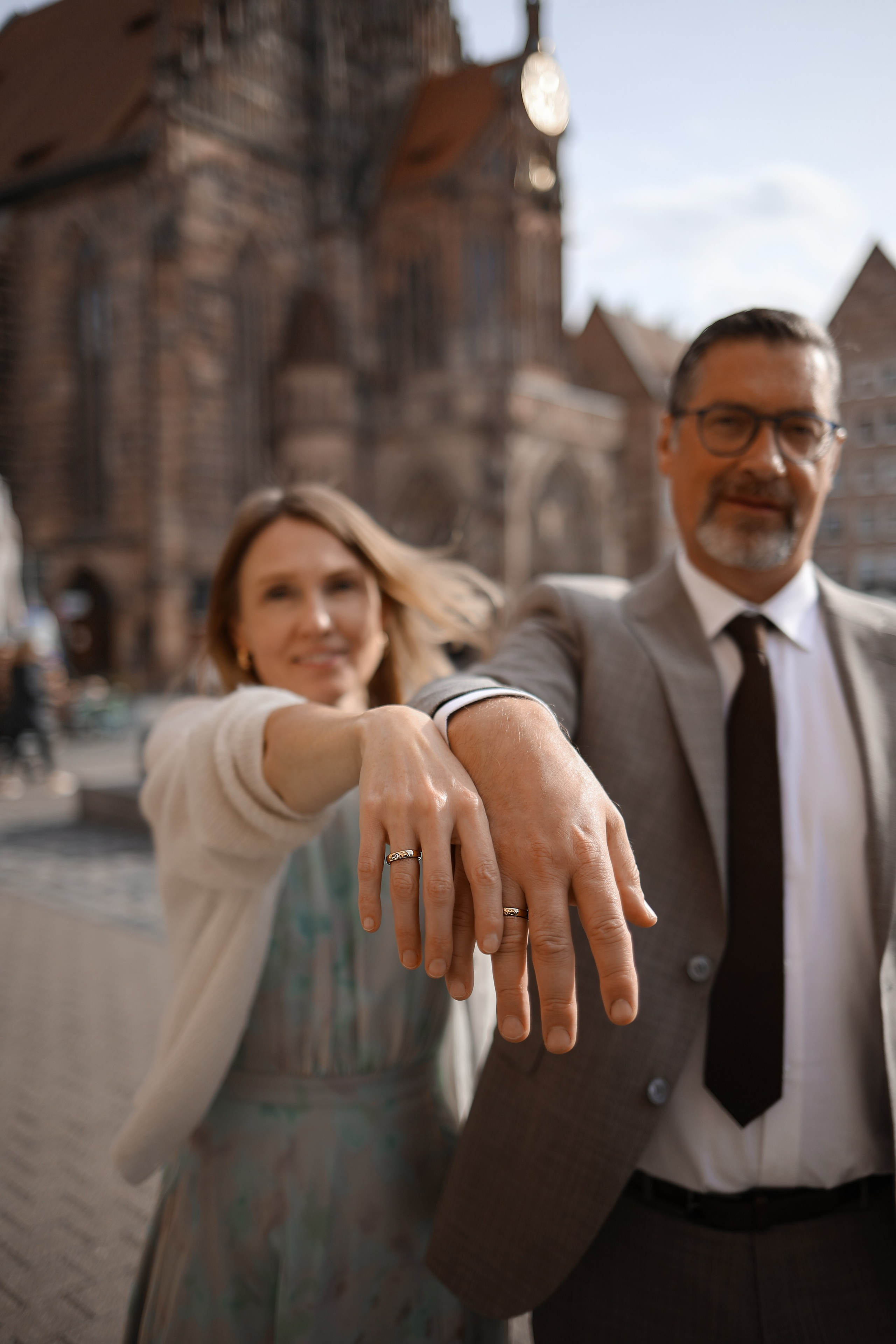 Hochzeitfotografie in Nürnberg - Detailfoto - Frischverheiratete an der Marienkirche  