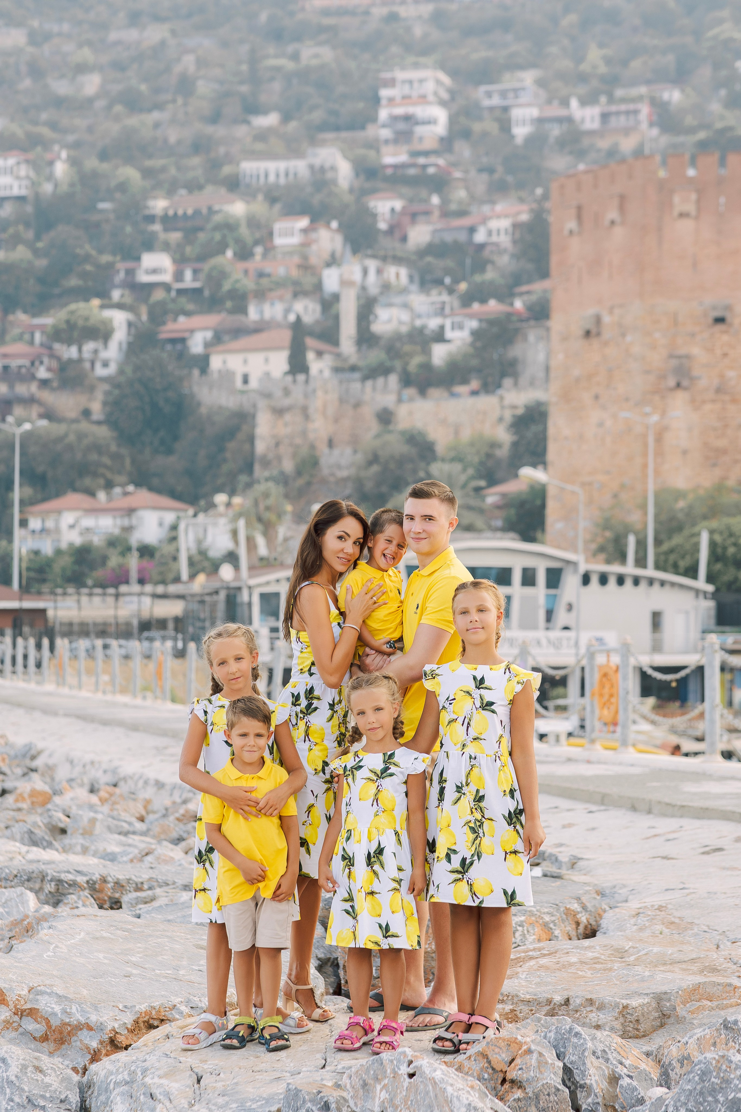 Фотограф в Алания. Фотосессия для большой и нарядной семьи в порту Аланьи.Семейная съемка в порту. Морская прогулка для всей семьи. Фотограф в Алании в Турции, Аланья, Сиде, Белек, Анталия, Кемер, Конаклы, Окурджалар. Фотосъемки в Алании. Фотосессия в Алания.Алсу Девели