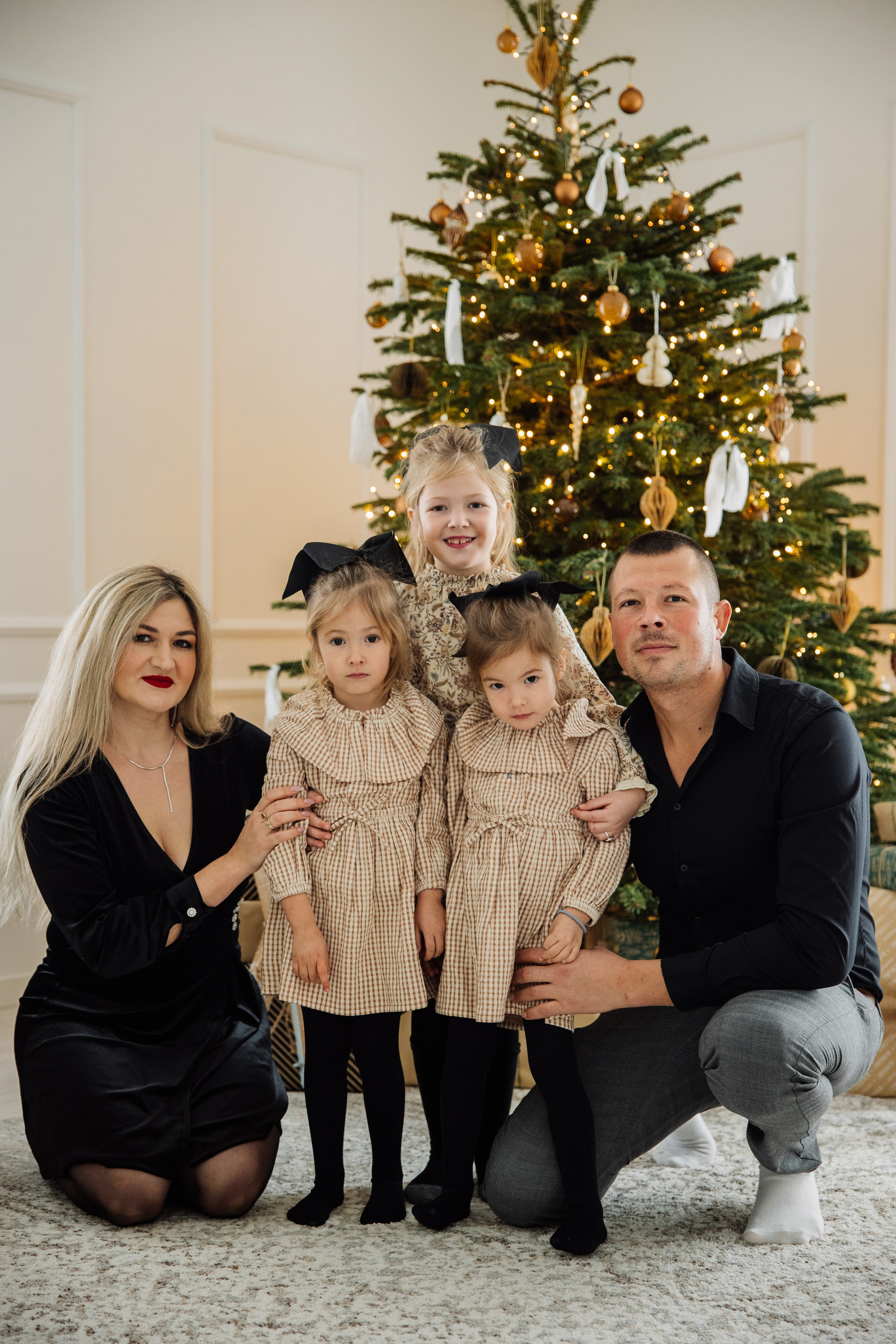 A beautiful family with 3 daughters during the Christmas holidays