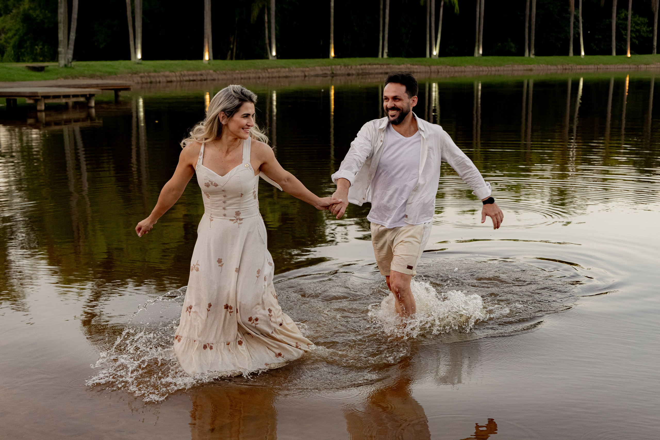Ensaio Pré-Wedding no Interior Paulista com Lago, Areia e Pôr do Sol | Studio Melk. Tela cheia