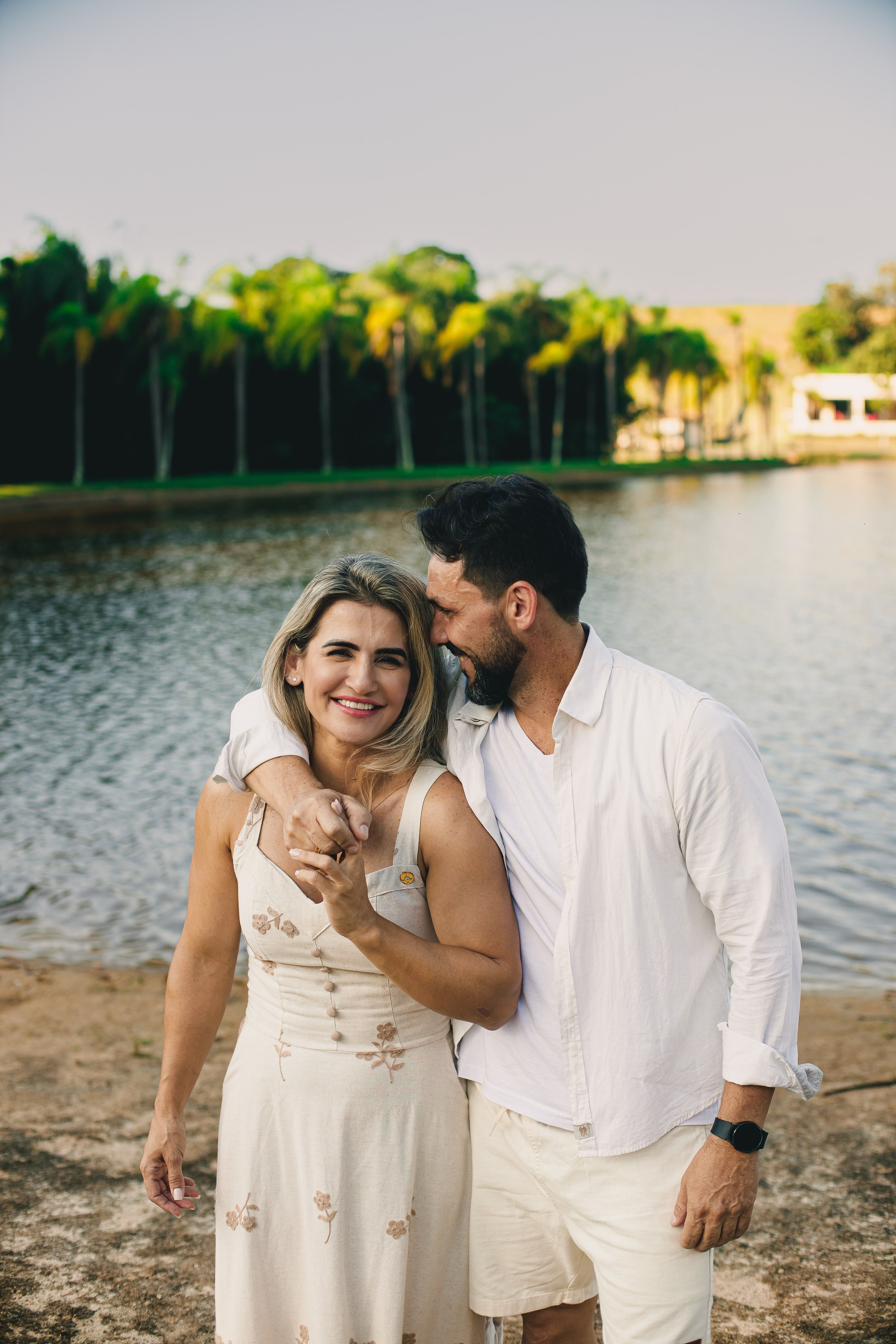 Casal  apaixonados à beira do lago do Resort das Oliveiras em Porto Feliz, com luz dourada do fim de tarde