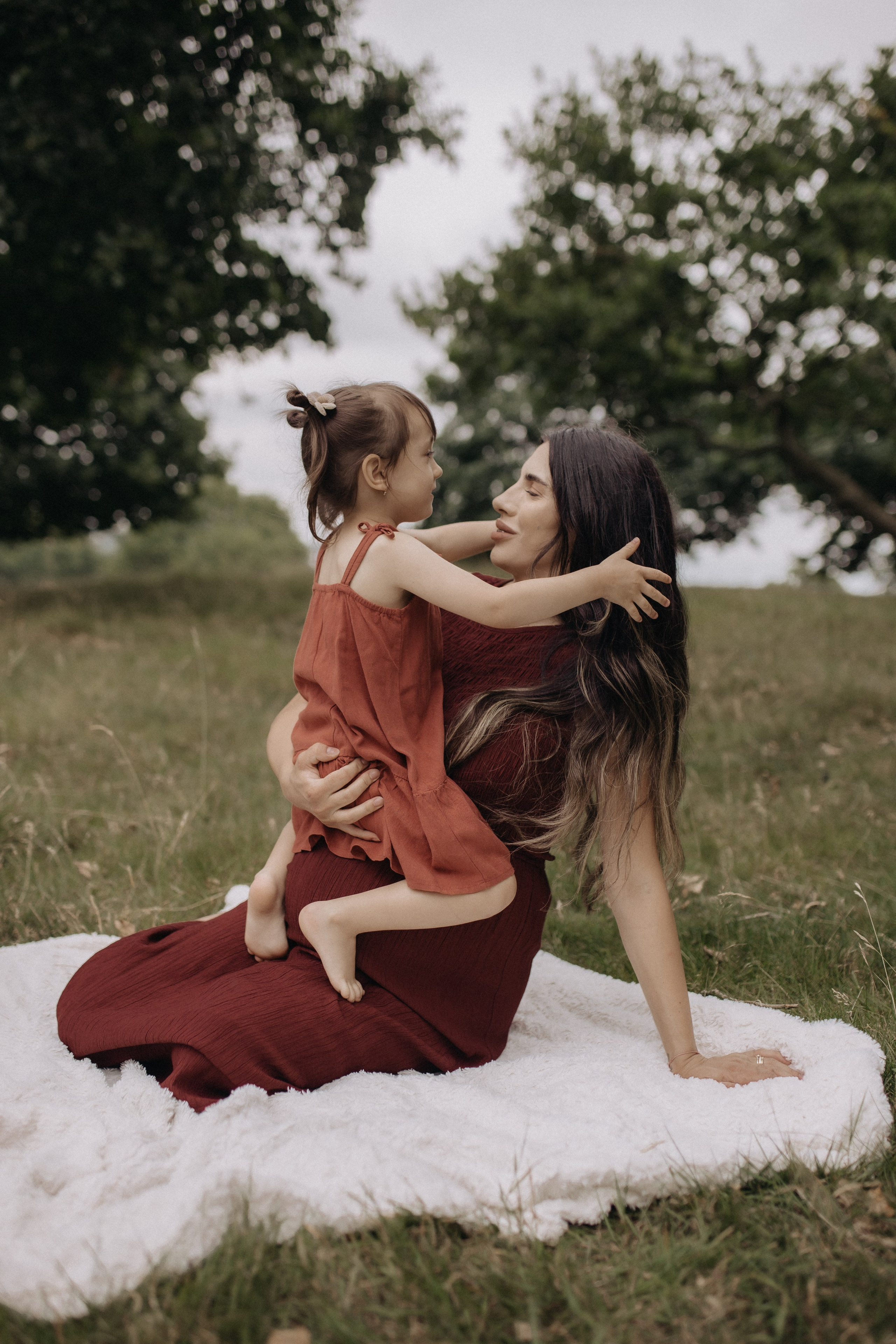 Growing life, holding love. Wedding and Portrait Photographer Evie Moon