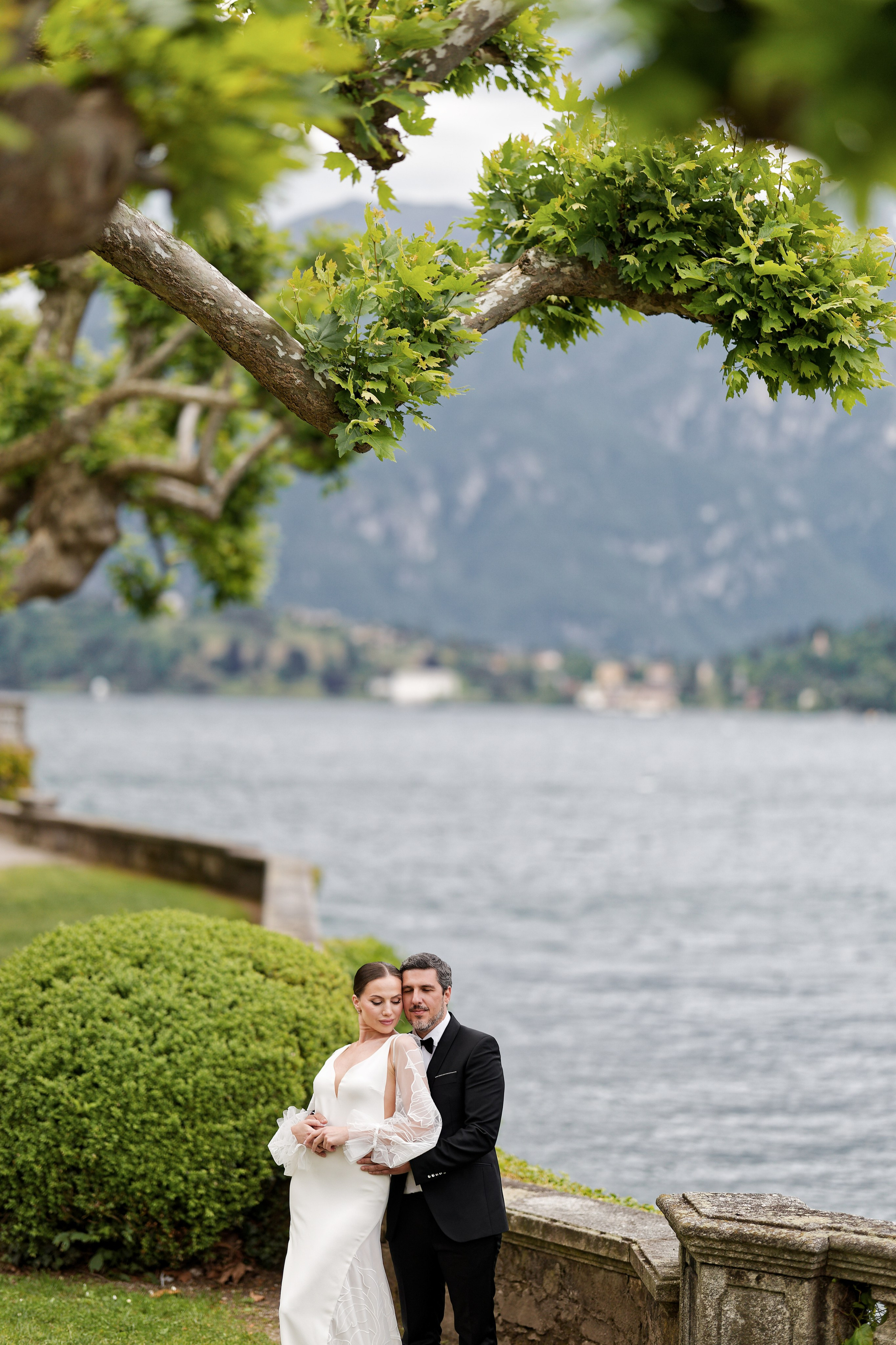 Traumpaar am Comer See. Hochzeits- und Reportagefotograf in München, Bayern, Deutschland. LORAN MEDIA