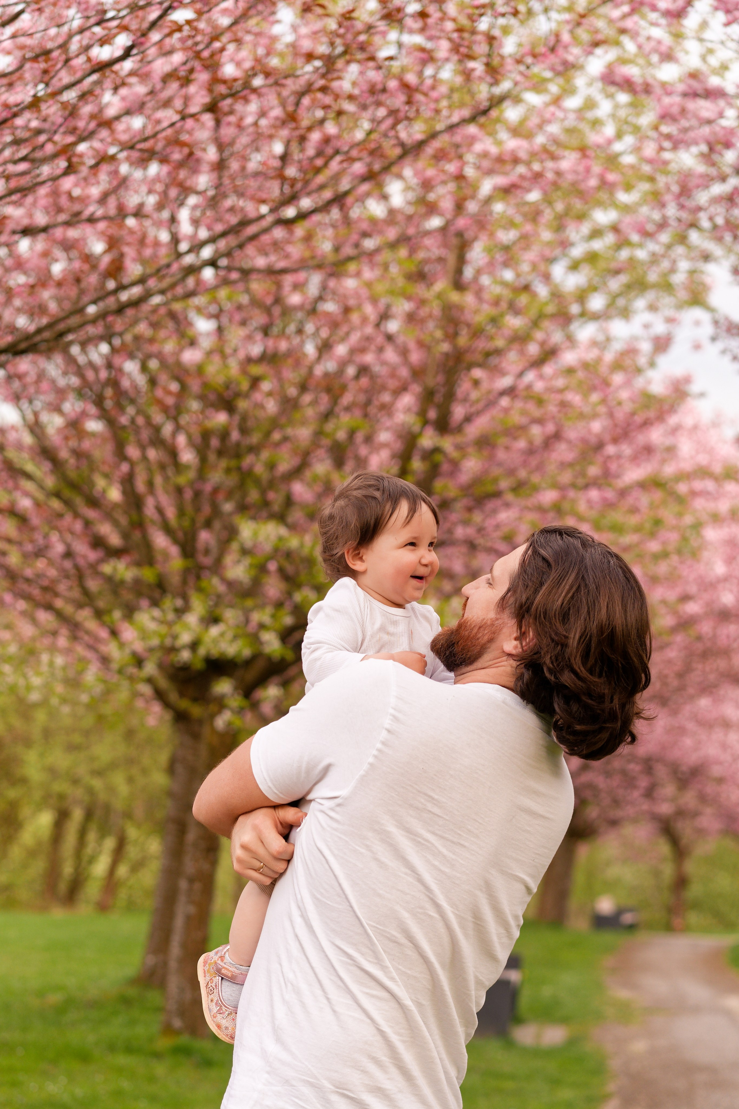 Kirschblüten-Familienshooting. Весільний та репортажний фотограф у Мюнхені, Баваріі та по всій Німеччині – LORAN Media
