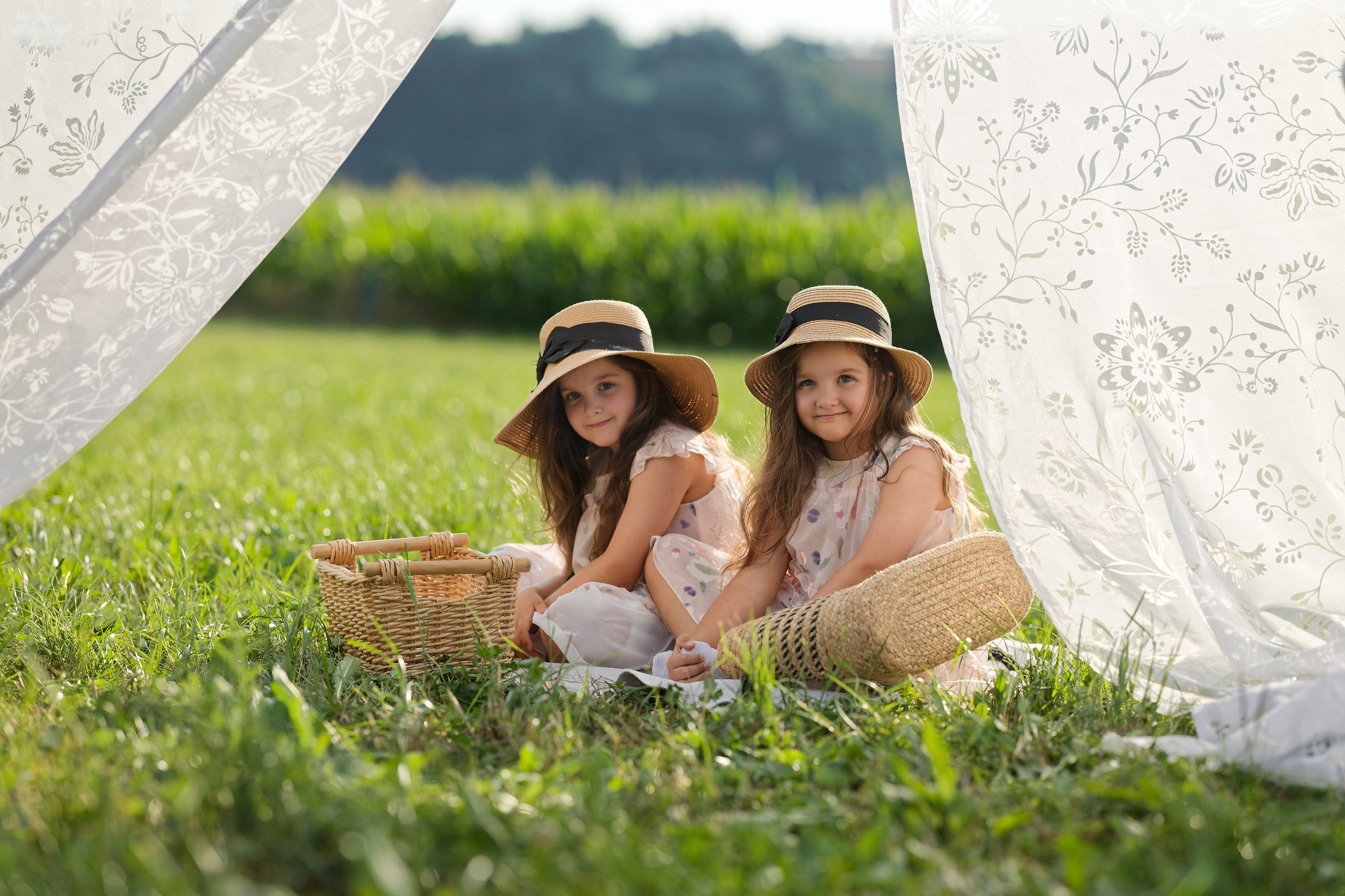 Sommerglück auf dem Feld. Wedding and reportage photographer in Munich, Regensburg, Bavaria & all across Germany — LORAN Media