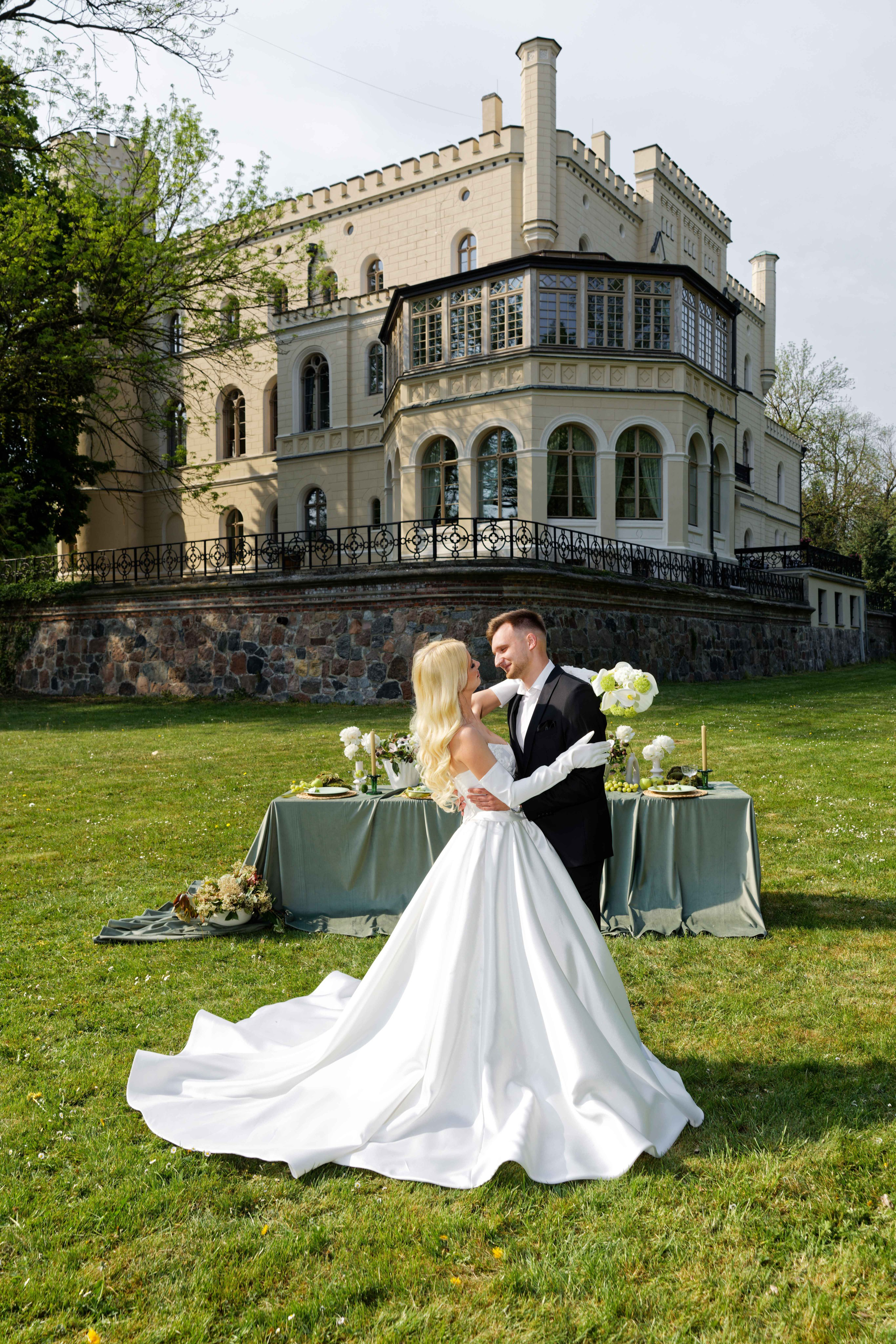 Elegante Schloss-Hochzeit. Свадебный и репортажный фотограф в Мюнхене, Регенсбурге, Баварии и по всей Германии — LORAN MEDIA