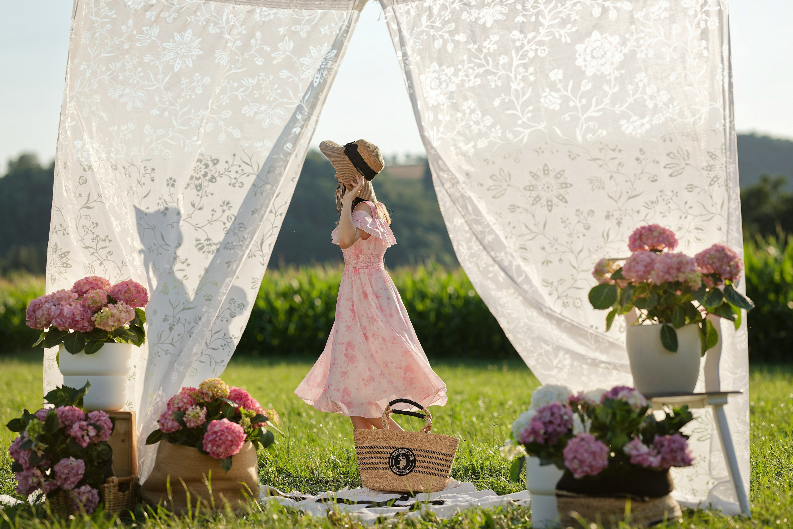 Sommerglück auf dem Feld. Wedding and reportage photographer in Munich, Regensburg, Bavaria & all across Germany — LORAN Media