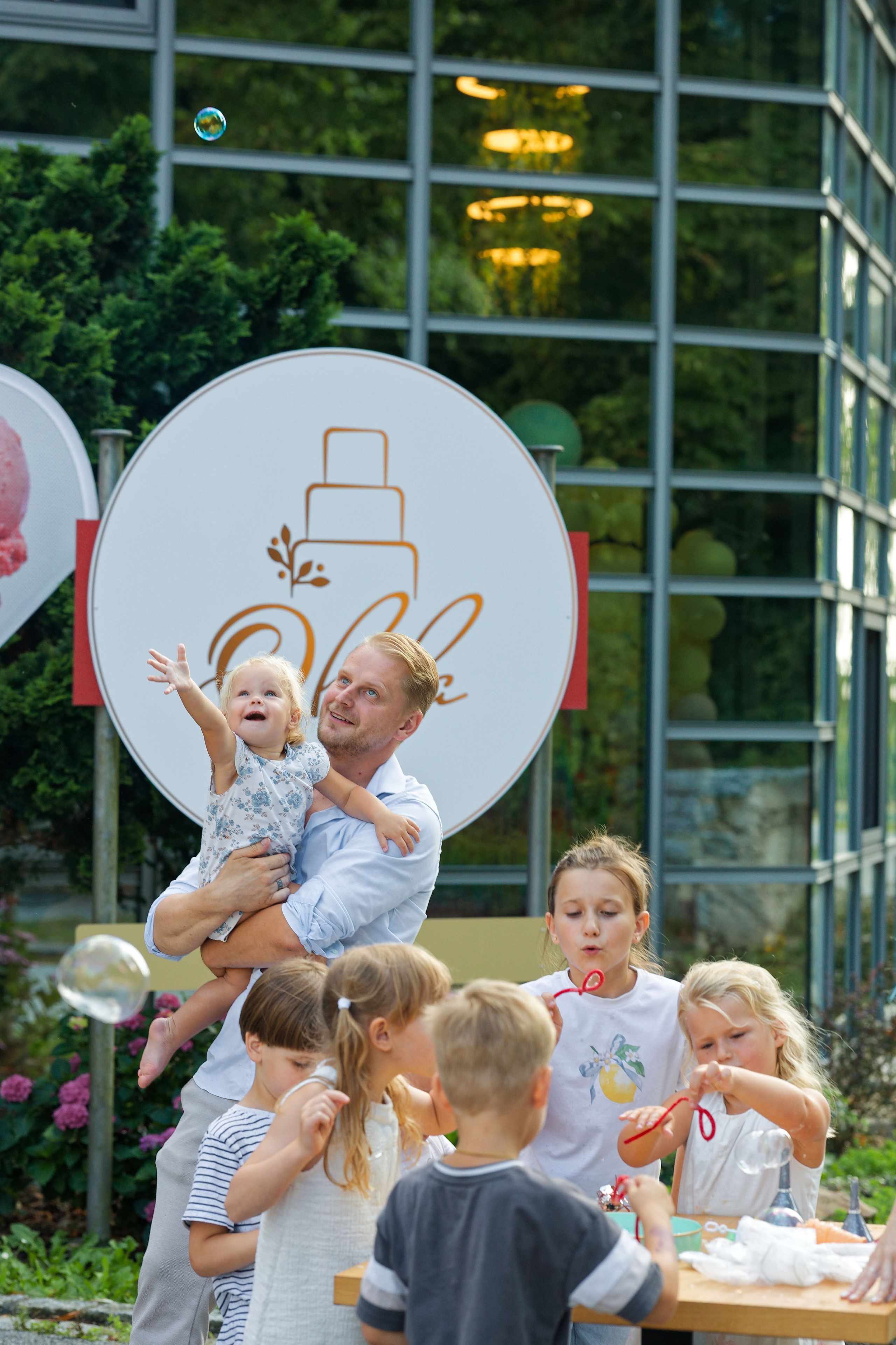 Olivias Geburtstag. Wedding and reportage photographer in Munich, Regensburg, Bavaria & all across Germany — LORAN Media