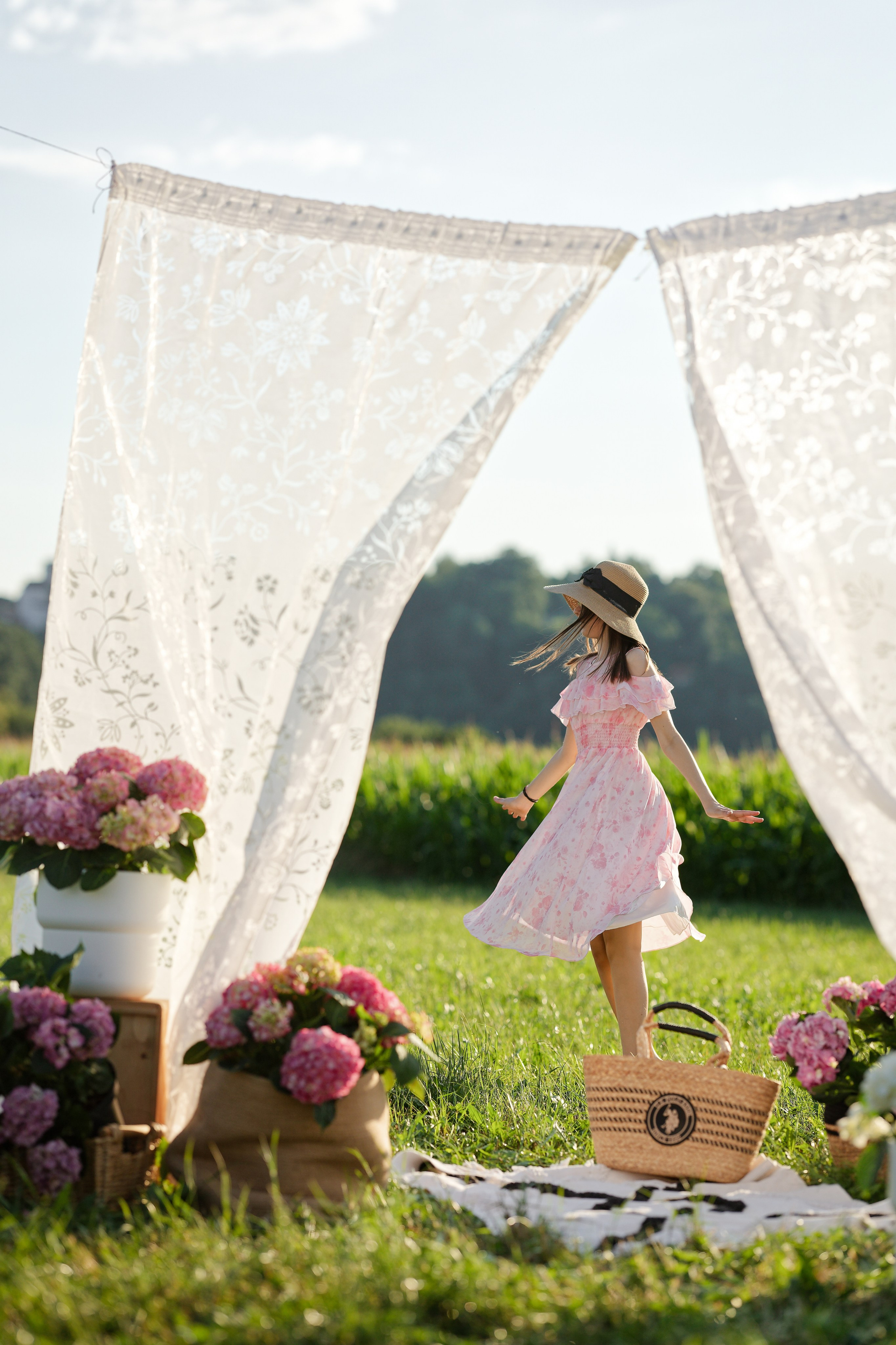 Sommerglück auf dem Feld. Wedding and reportage photographer in Munich, Regensburg, Bavaria & all across Germany — LORAN Media