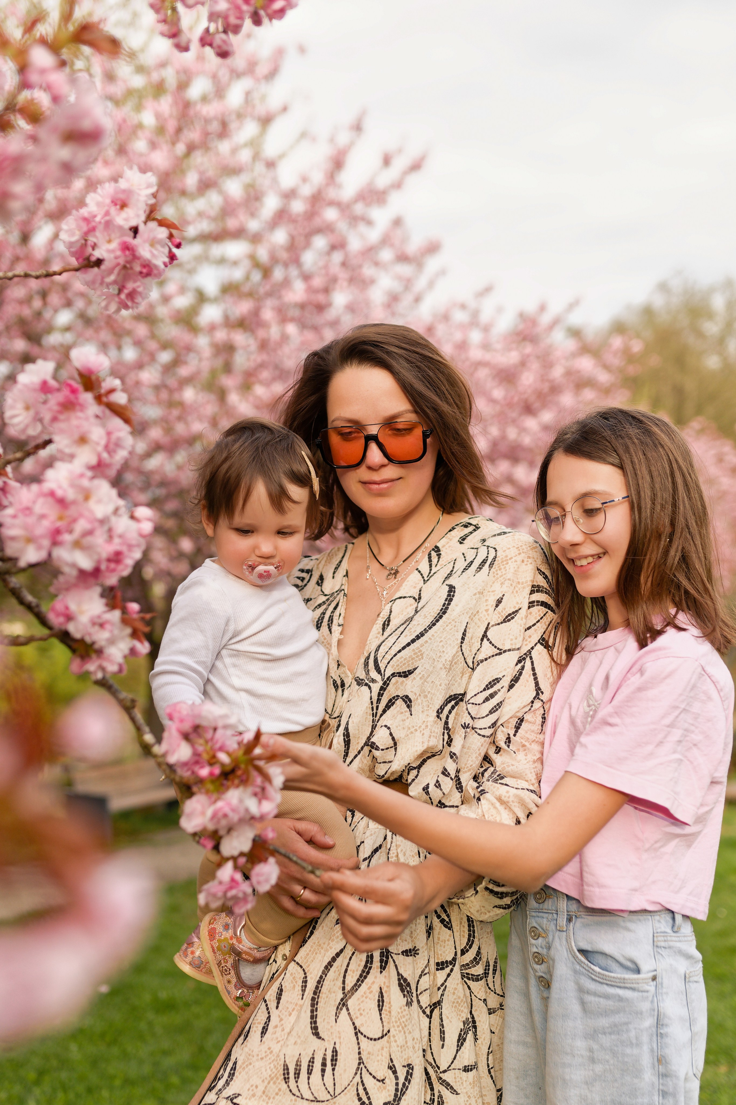 Kirschblüten-Familienshooting. Весільний та репортажний фотограф у Мюнхені, Баваріі та по всій Німеччині – LORAN Media