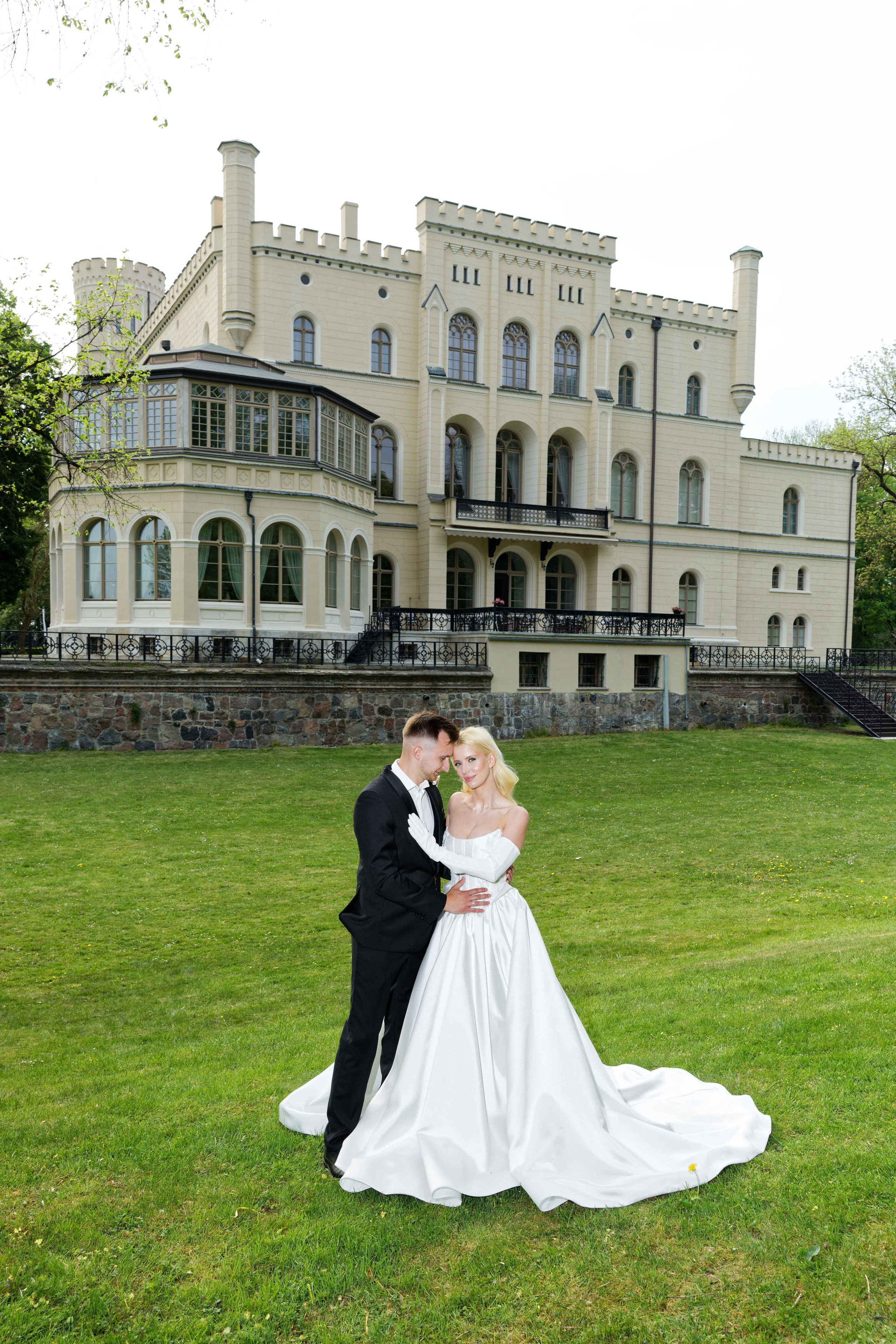 Elegante Schloss-Hochzeit. Свадебный и репортажный фотограф в Мюнхене, Регенсбурге, Баварии и по всей Германии — LORAN MEDIA