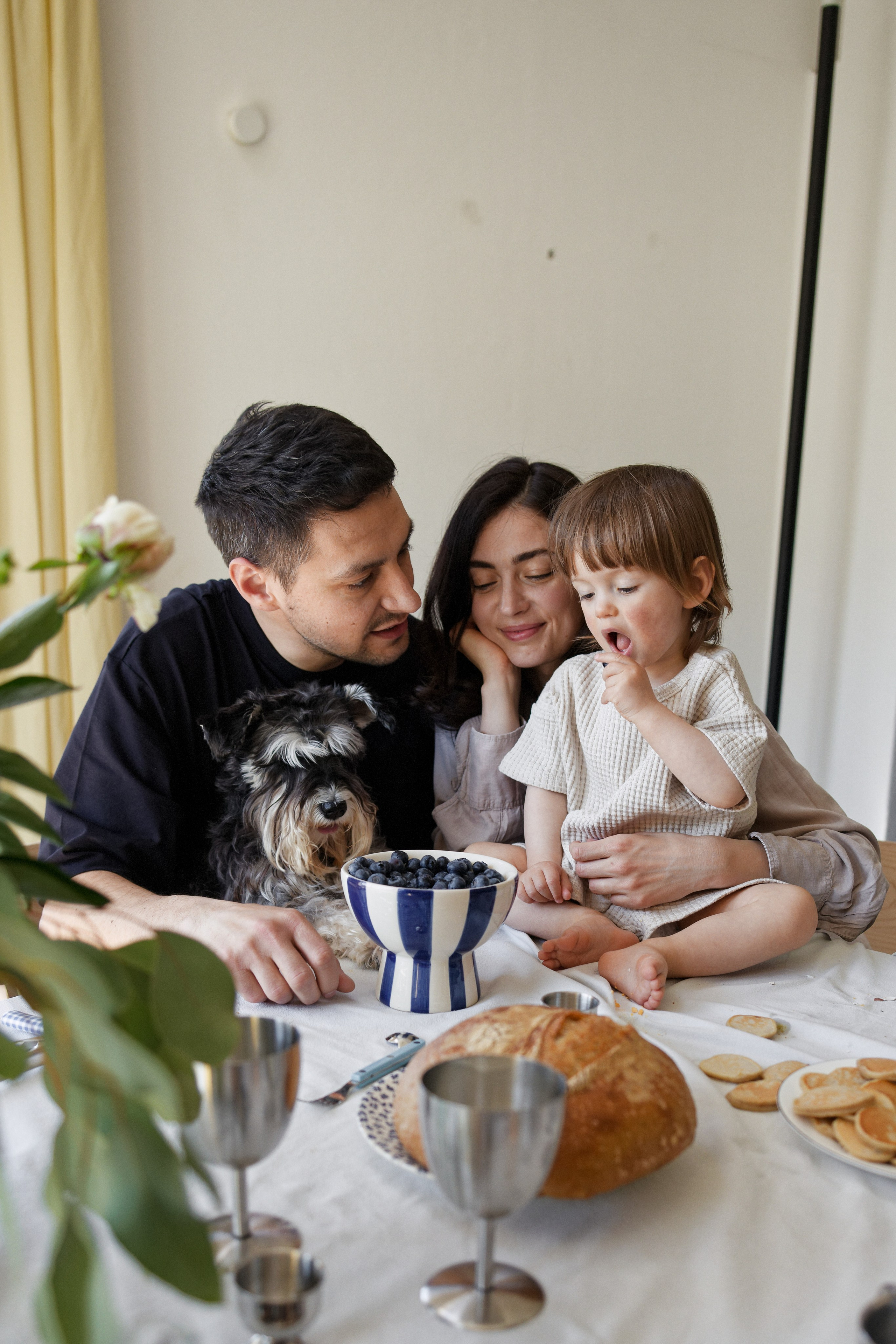 Gemütlicher Morgen Zuhause. Wedding and reportage photographer in Munich, Regensburg, Bavaria & all across Germany — LORAN Media