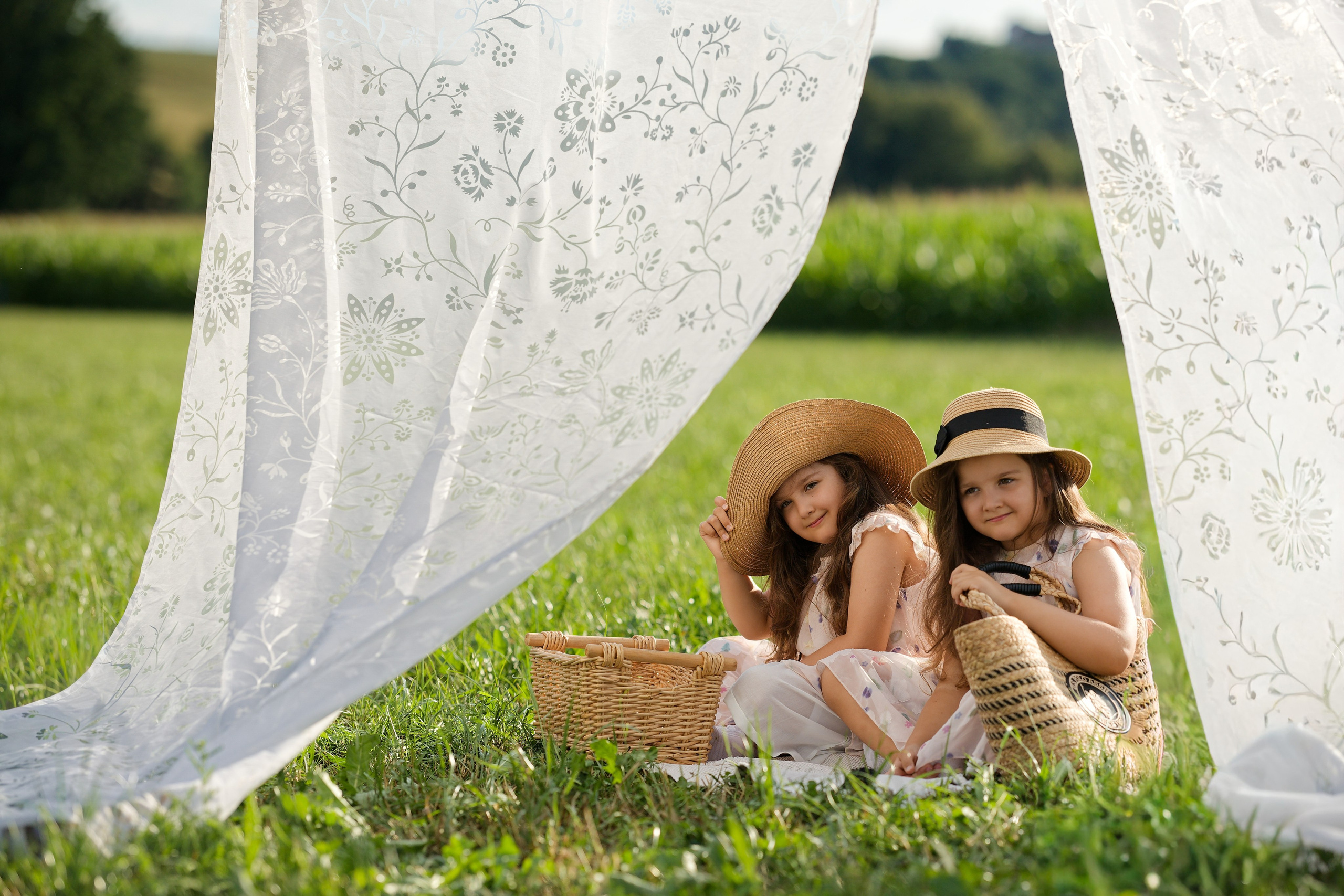 Sommerglück auf dem Feld. Wedding and reportage photographer in Munich, Regensburg, Bavaria & all across Germany — LORAN Media