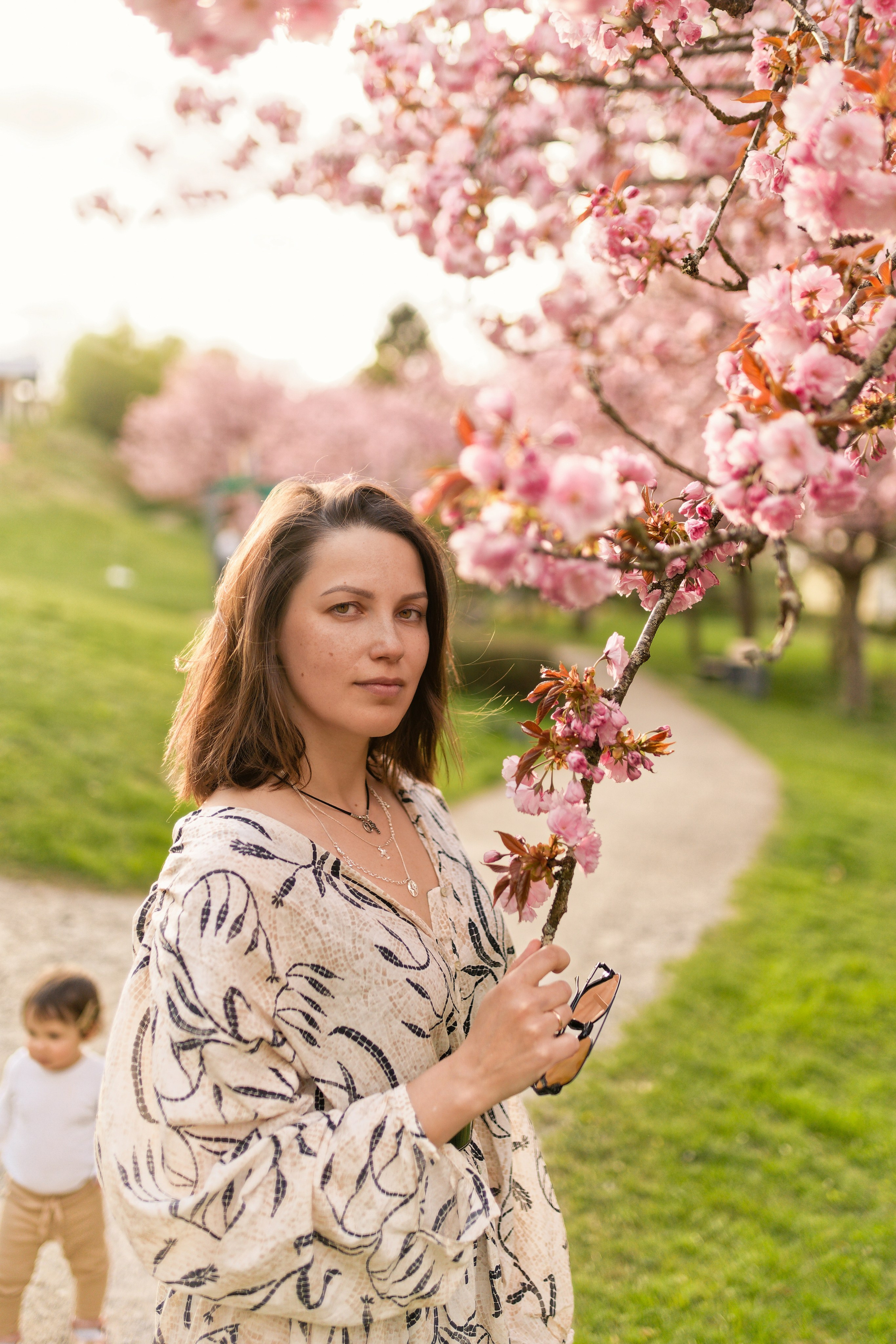 Kirschblüten-Familienshooting. Весільний та репортажний фотограф у Мюнхені, Баваріі та по всій Німеччині – LORAN Media